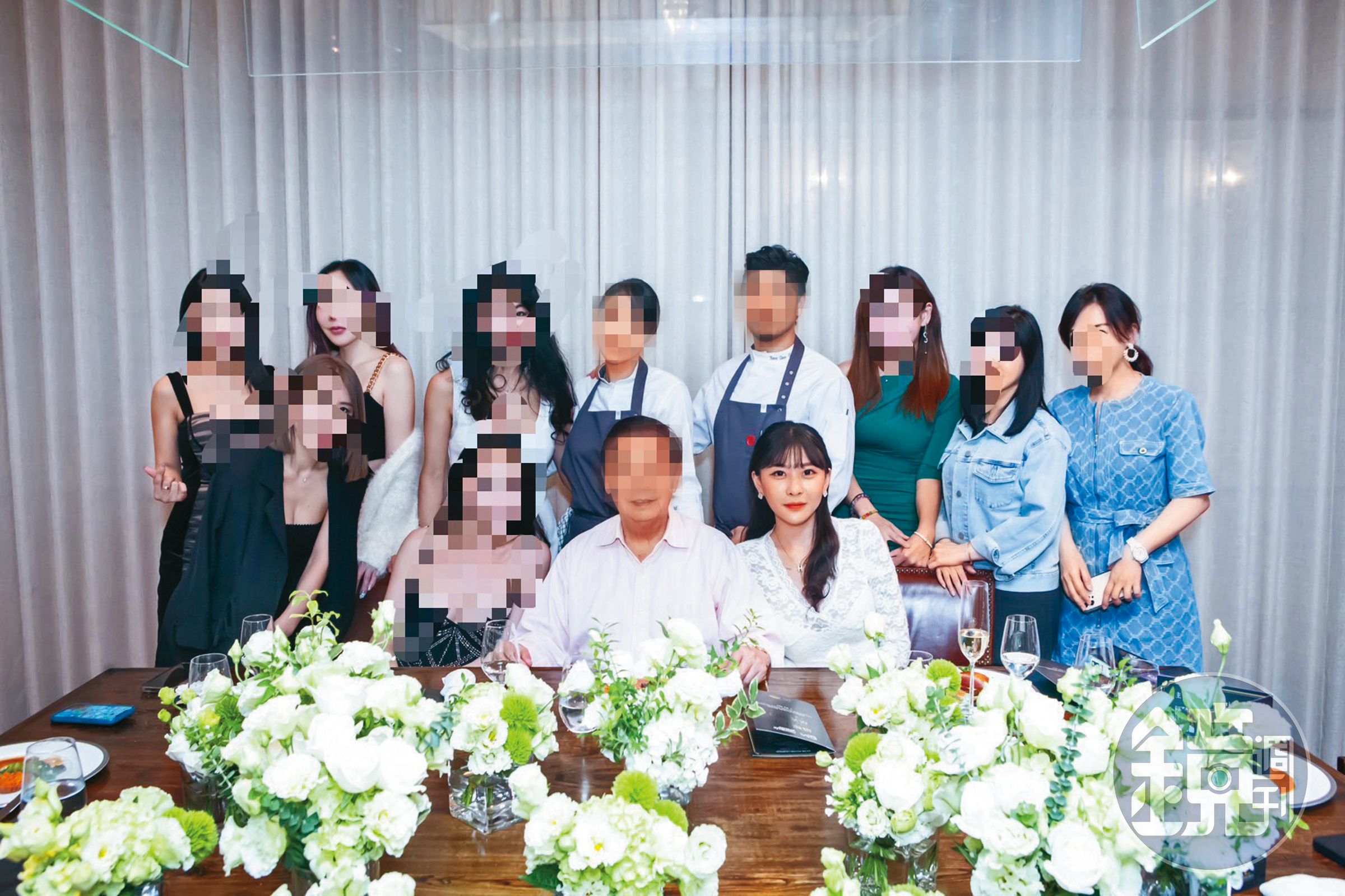 仙塔律師（前排右）被爆常出席富商餐宴，其中一場在文華東方的米其林宴就坐在富商（前排中）旁邊。（讀者提供）