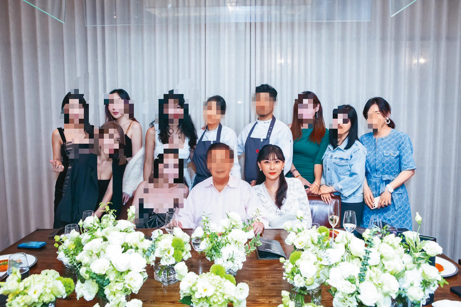 仙塔律師(前排右)被爆常出席富商餐宴,其中一場在文華東方的米其林宴就坐在富商(前排中)旁邊。(讀者提供)