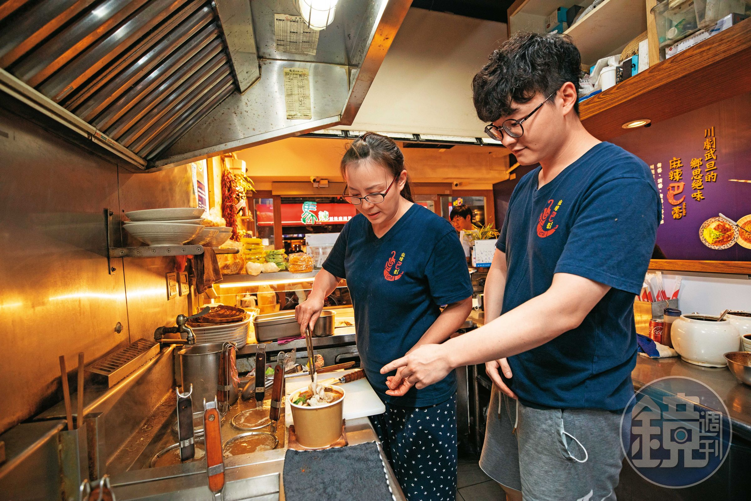 8年前高瑜含（左）為了兒子吳佳蔚（右）再次開餐廳，吳佳蔚也不捨母親獨自辛勞，放棄當建築師的夢想，返家幫忙。