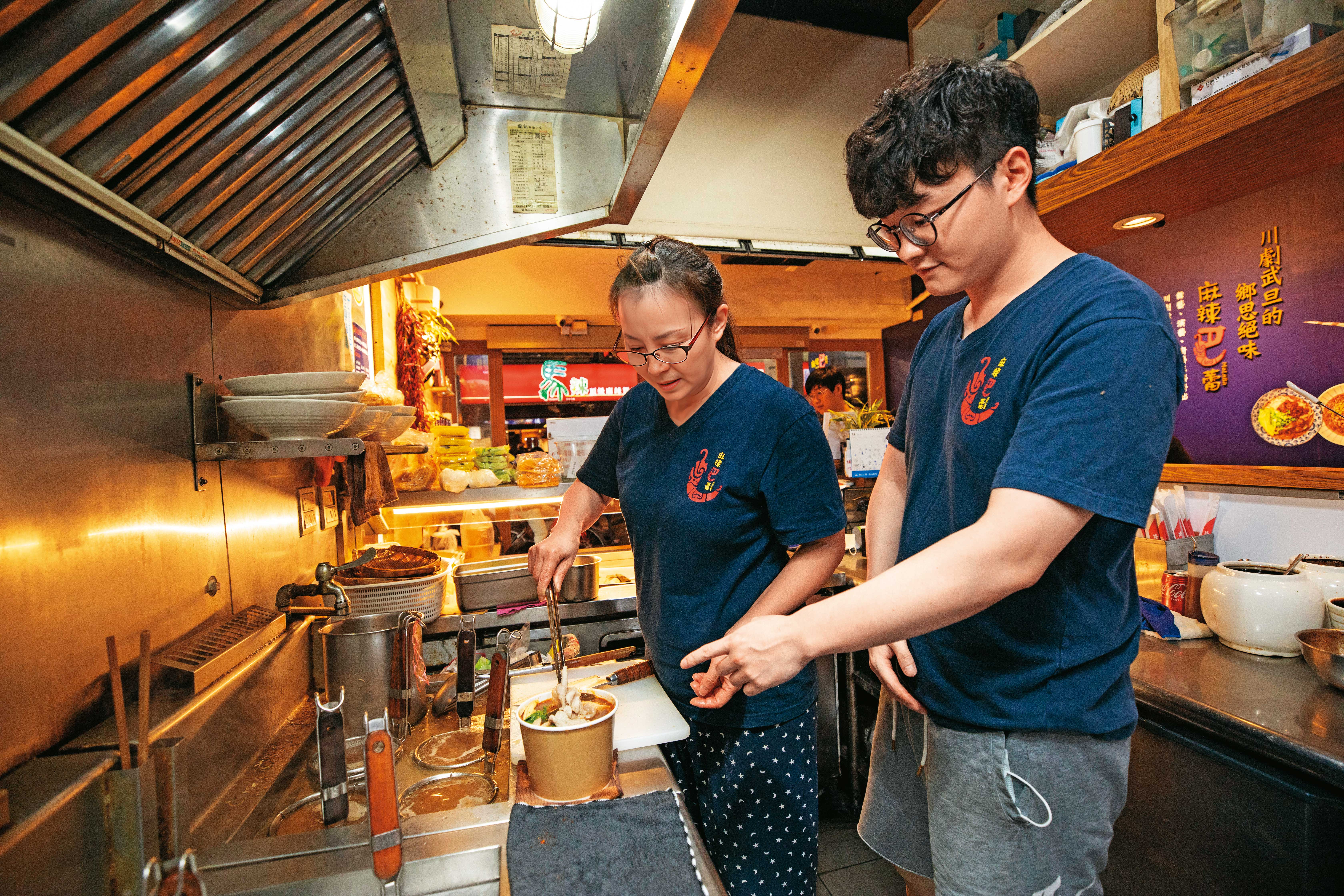 8年前高瑜含（左）為了兒子吳佳蔚（右）再次開餐廳，吳佳蔚也不捨母親獨自辛勞，放棄當建築師的夢想，返家幫忙。