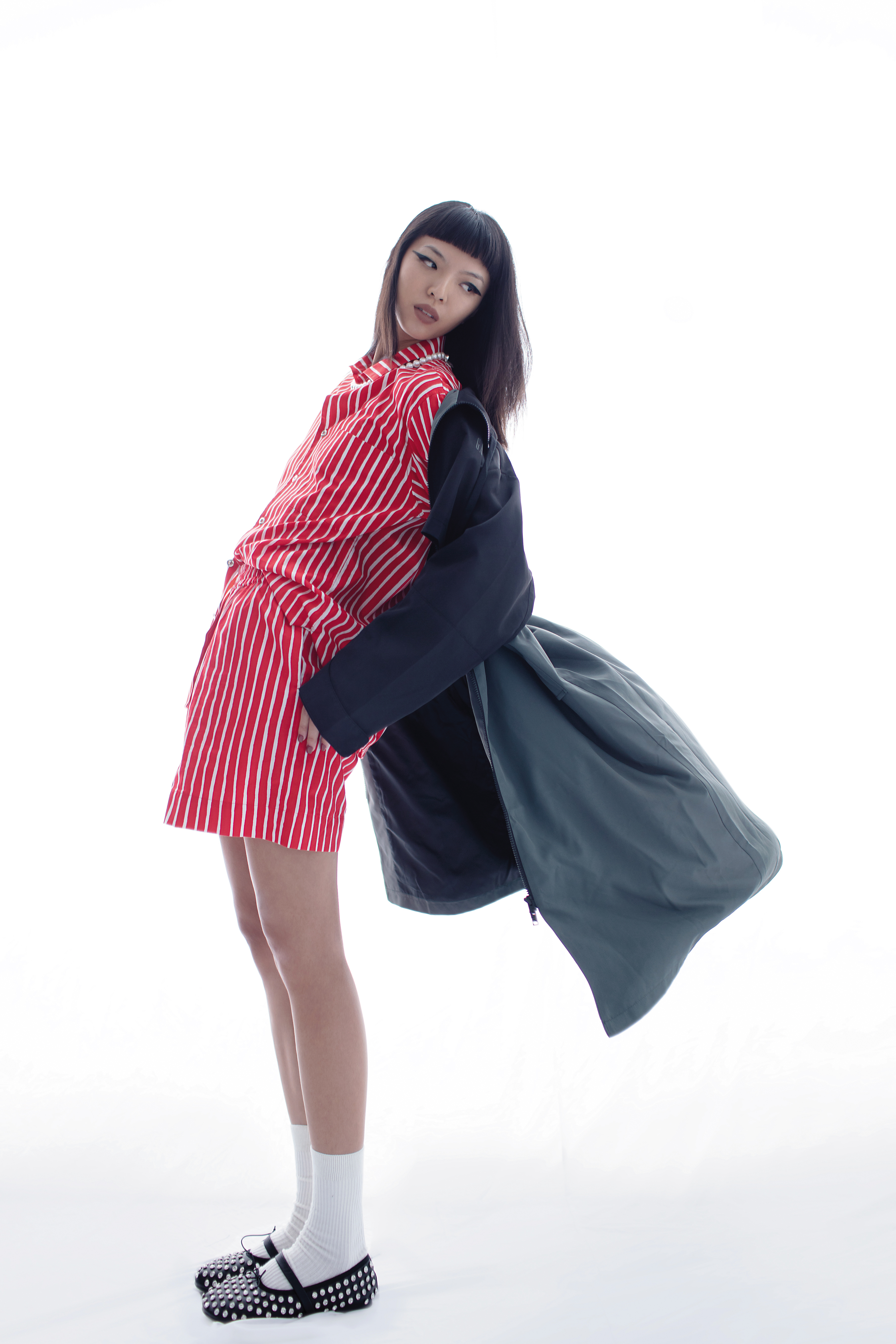 機能布料風衣，NT$3,499，GAP；紅色條紋襯衫，NT$8,900，Marimekko；紅色條紋短褲，價格店洽，Marimekko；水鑽芭蕾舞鞋，NT$12,590，Maje。