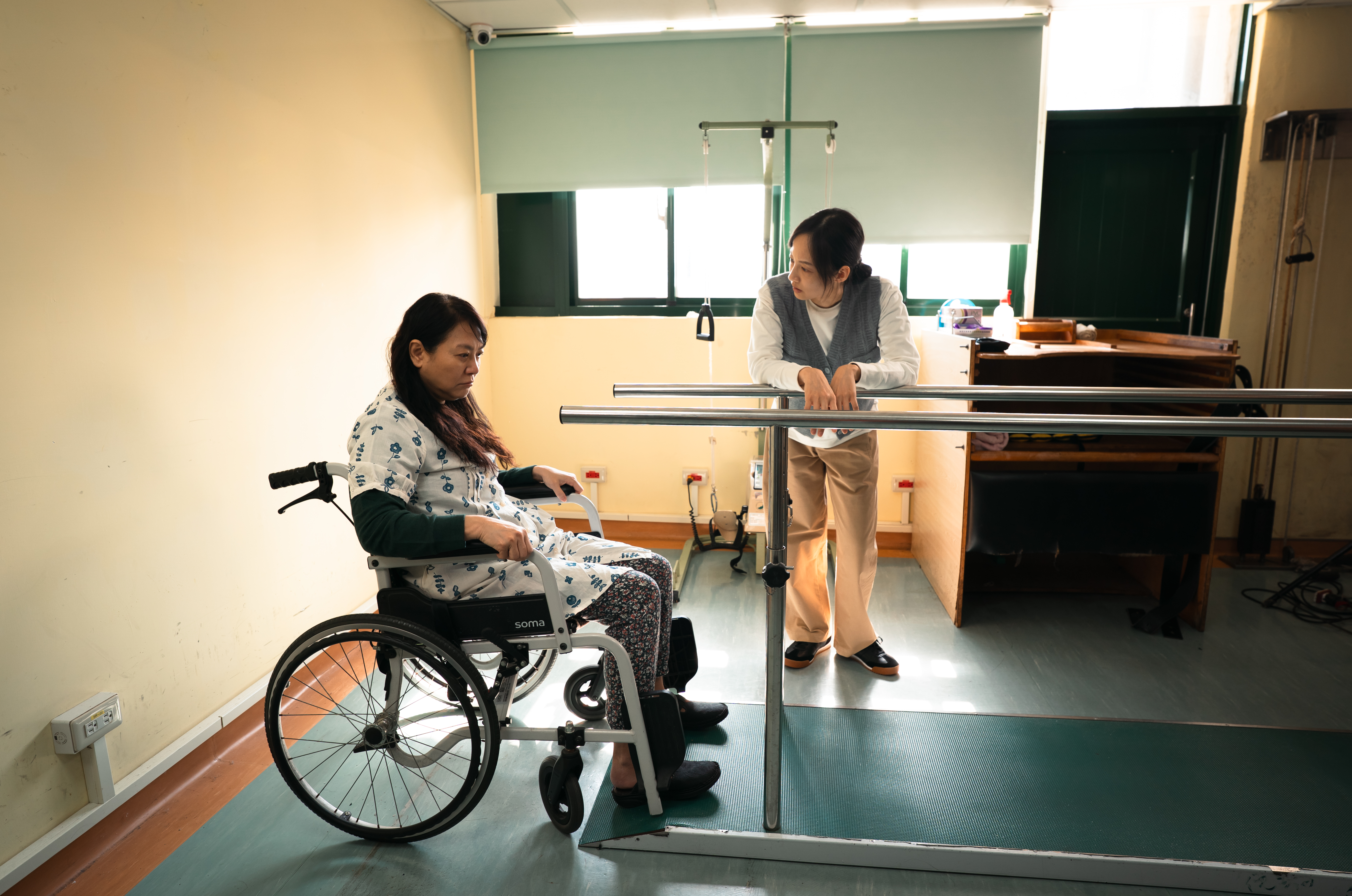 簡嫚書（右）在《我的意外父母》中陪著受傷的媽媽楊潔玫復建。（我的耐心有限公司提供）
