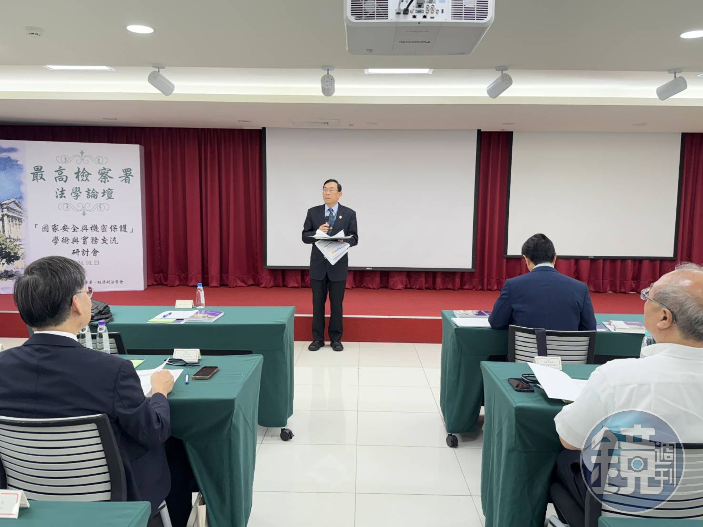 最高檢察署與經濟刑法學會昨共同主辦「國家安全與機密保護」學術與實務交流研討會,包括檢察總長邢泰釗及台大刑法權威教授林鈺雄與多位份量極重學者和國防部等官員均到場交換意見,研討會相當熱絡。(讀者提供)
