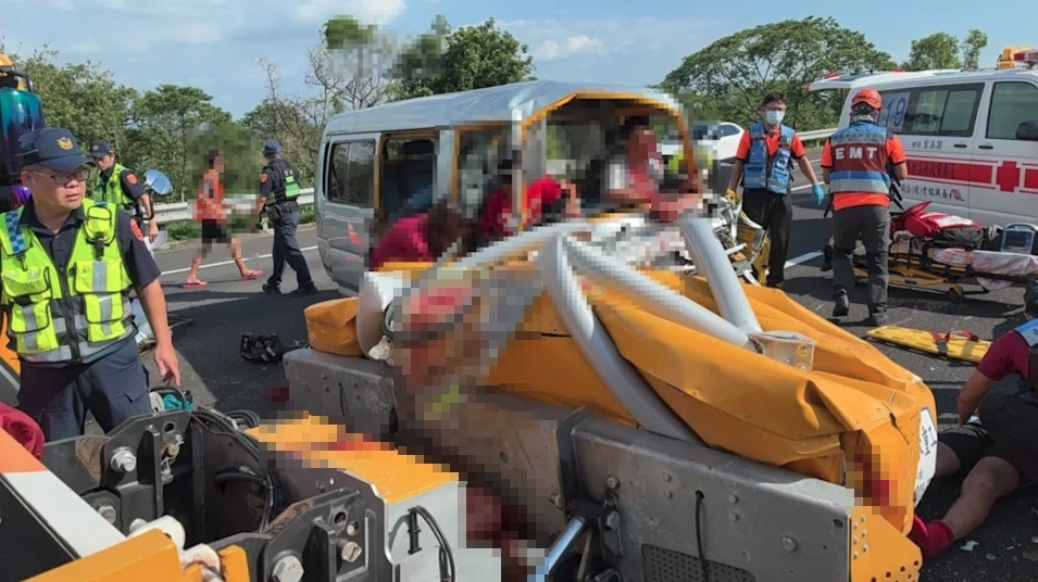 救難人員在國道現場破壞車體搶救受困師生。（翻攝畫面）