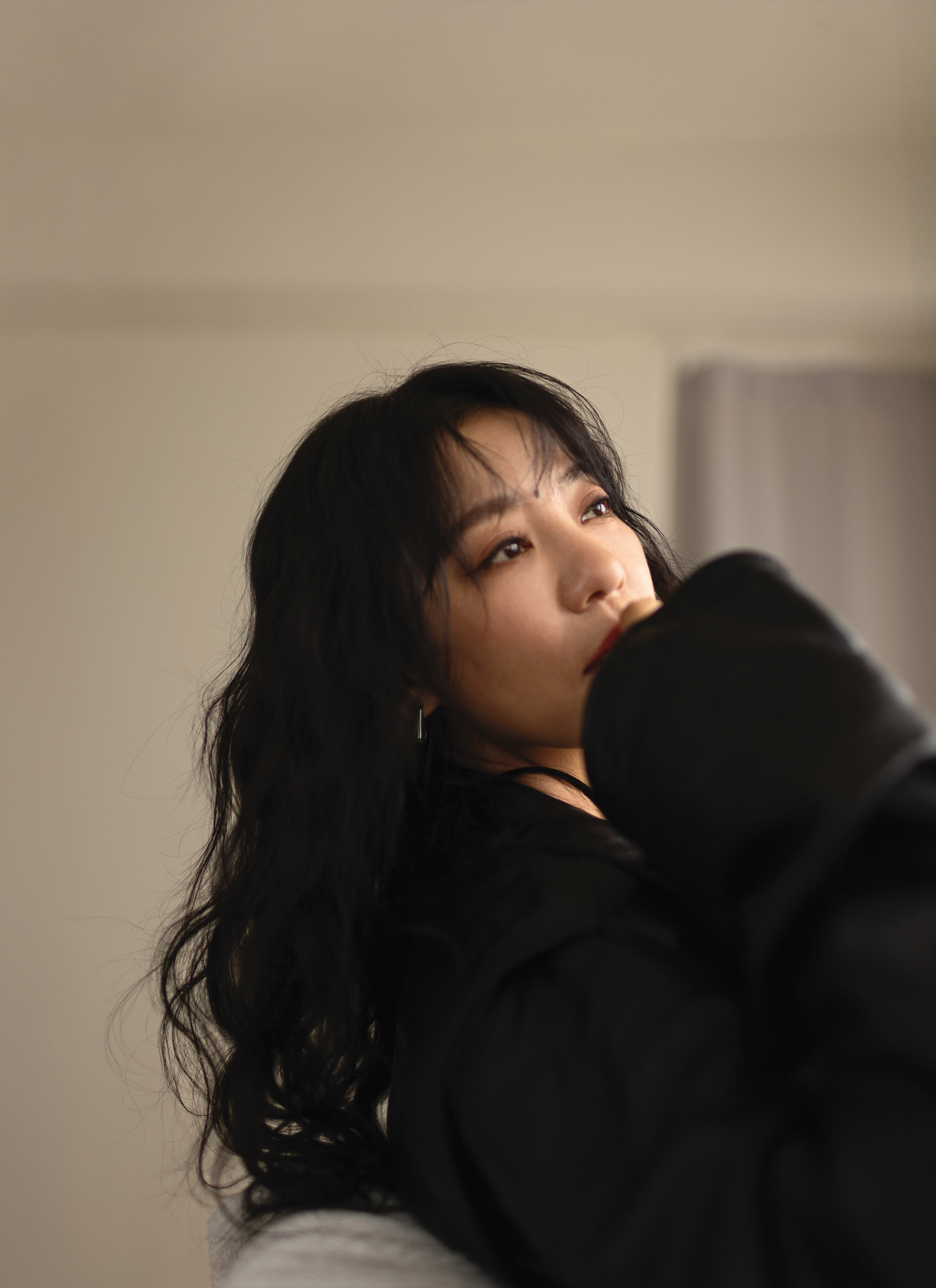 曾問自己為什麼必須經歷這些，但過了40歲，走過了，丁噹終也理解，雲淡風輕亦是一種美。