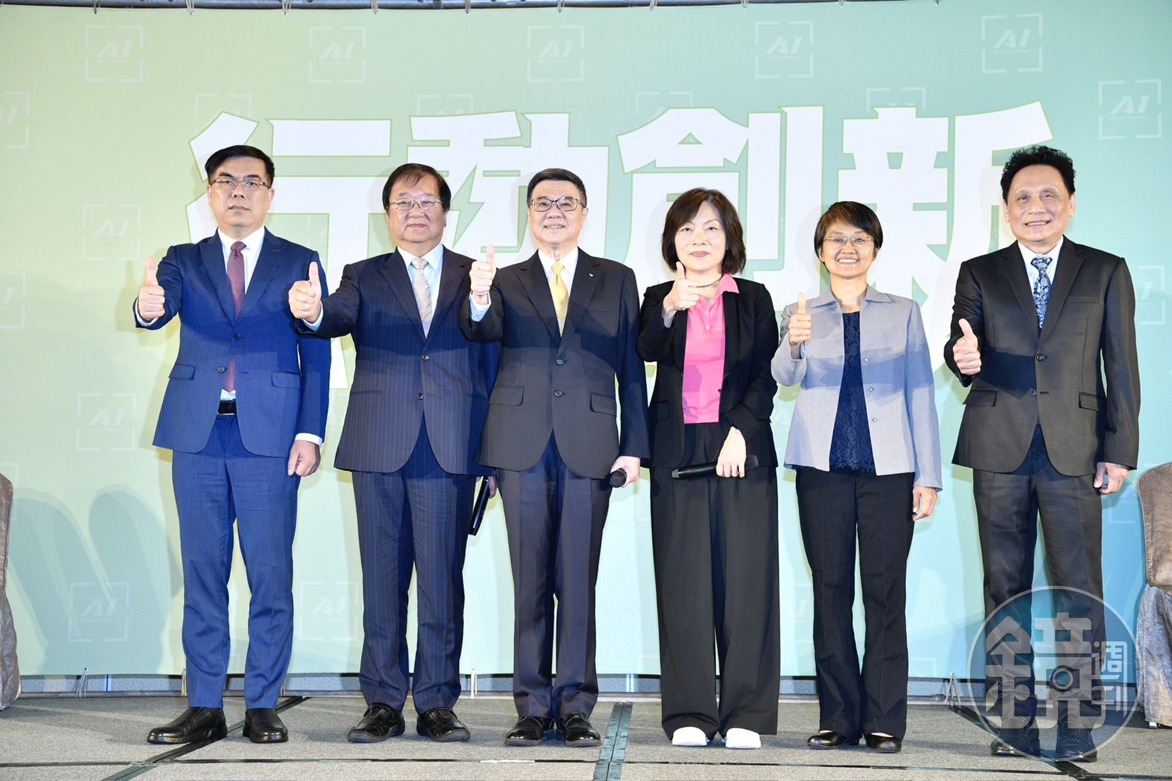 卓榮泰今天公布2位女性閣員的加入,分別是勞動部長何佩珊(右3)及客委會主委古秀妃(右2)。