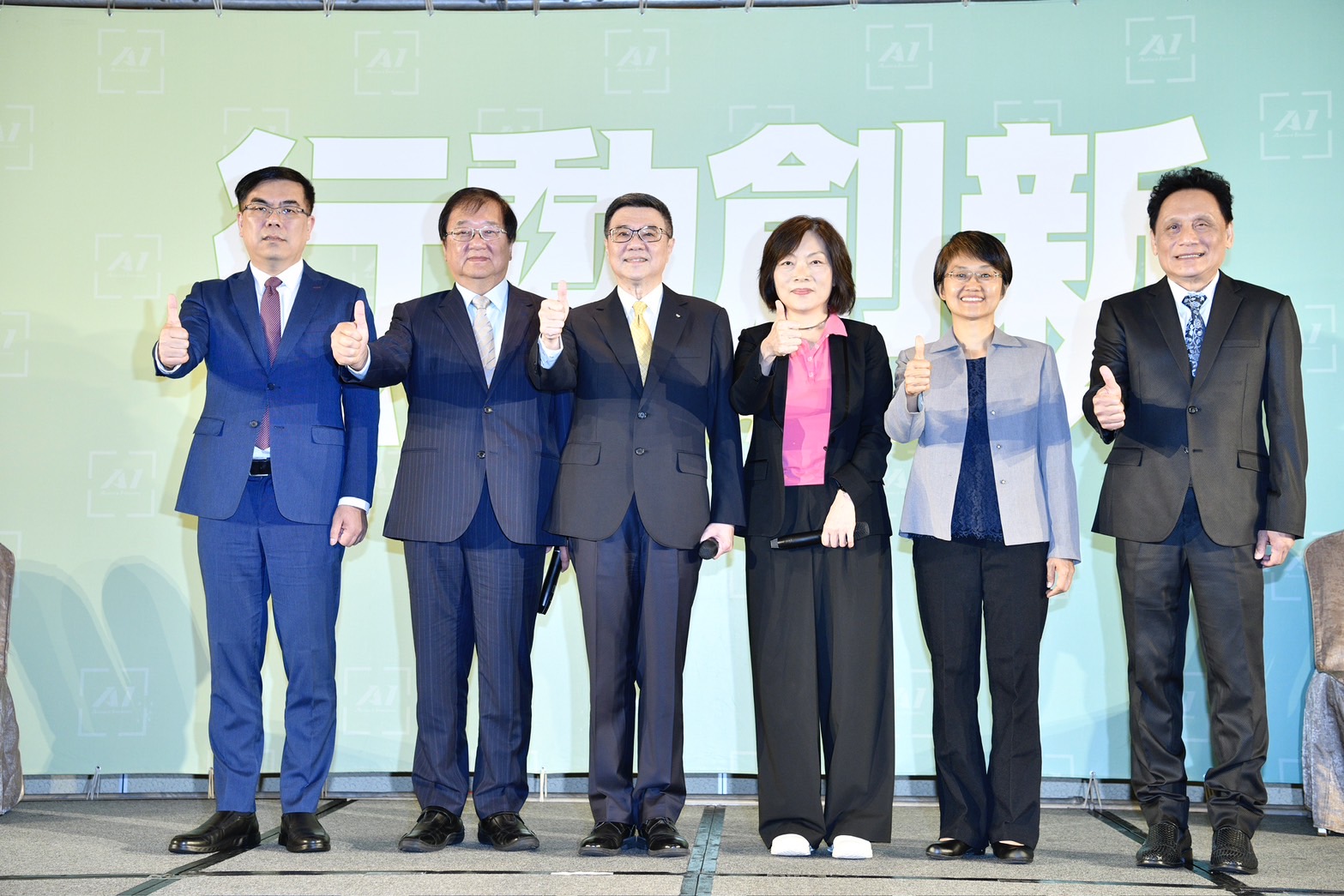 卓榮泰今天公布2位女性閣員的加入，分別是勞動部長何佩珊（右3）及客委會主委古秀妃（右2）。