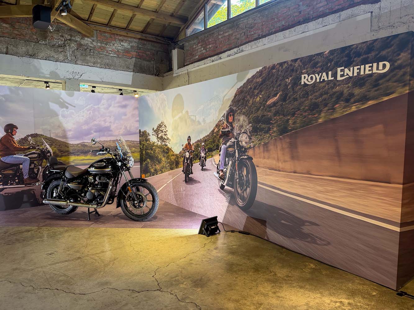 Royal Enfield Meteor 350 全新車色皇家黑。