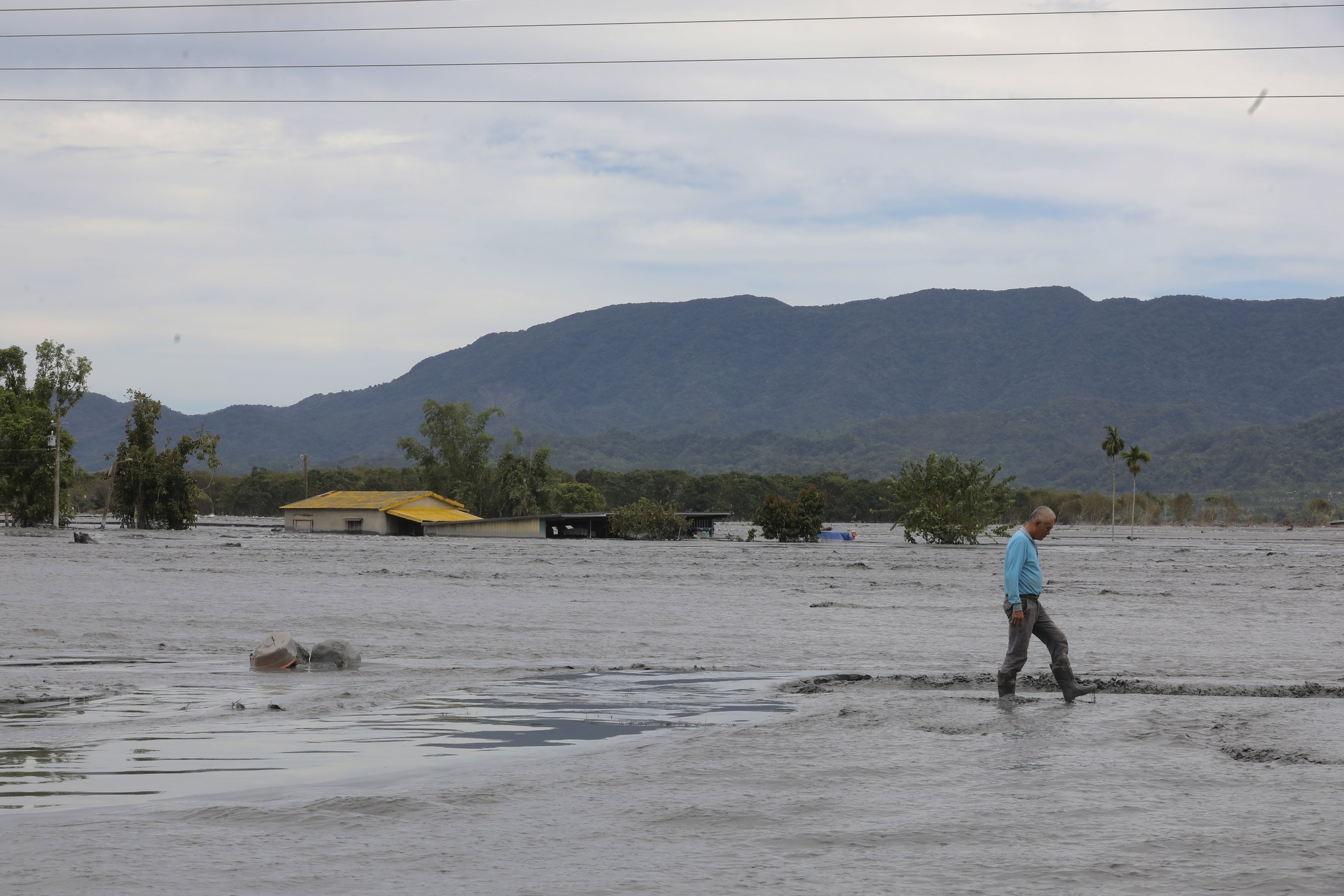 馬太鞍溪堰塞湖上月23日溢流，帶下大量土石，徹底改變原先的河道走向與高度。（本刊資料照）