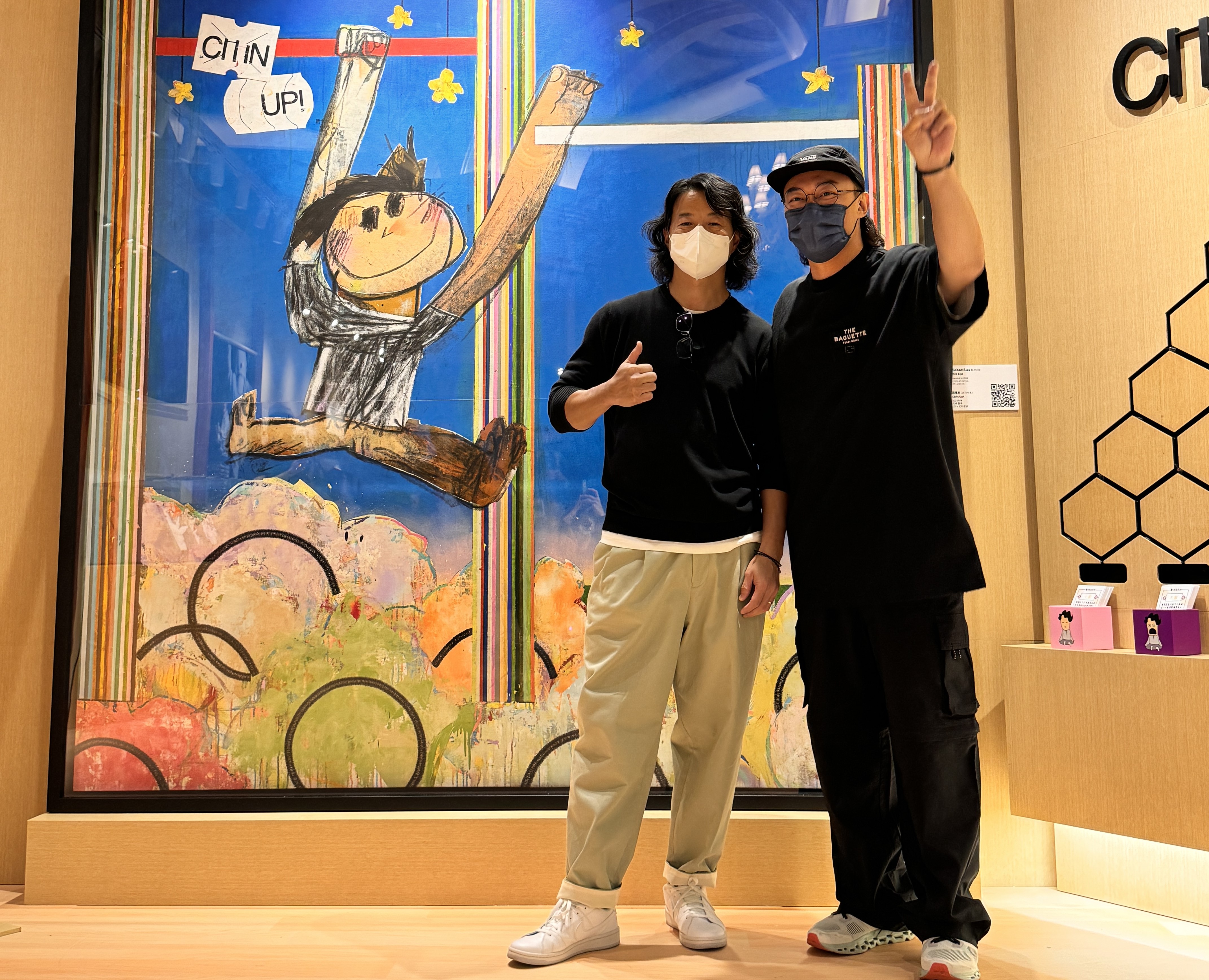 陳奕迅（右）與Michael Lau在CHIN UP 作品真跡前合影。（環球音樂提供）