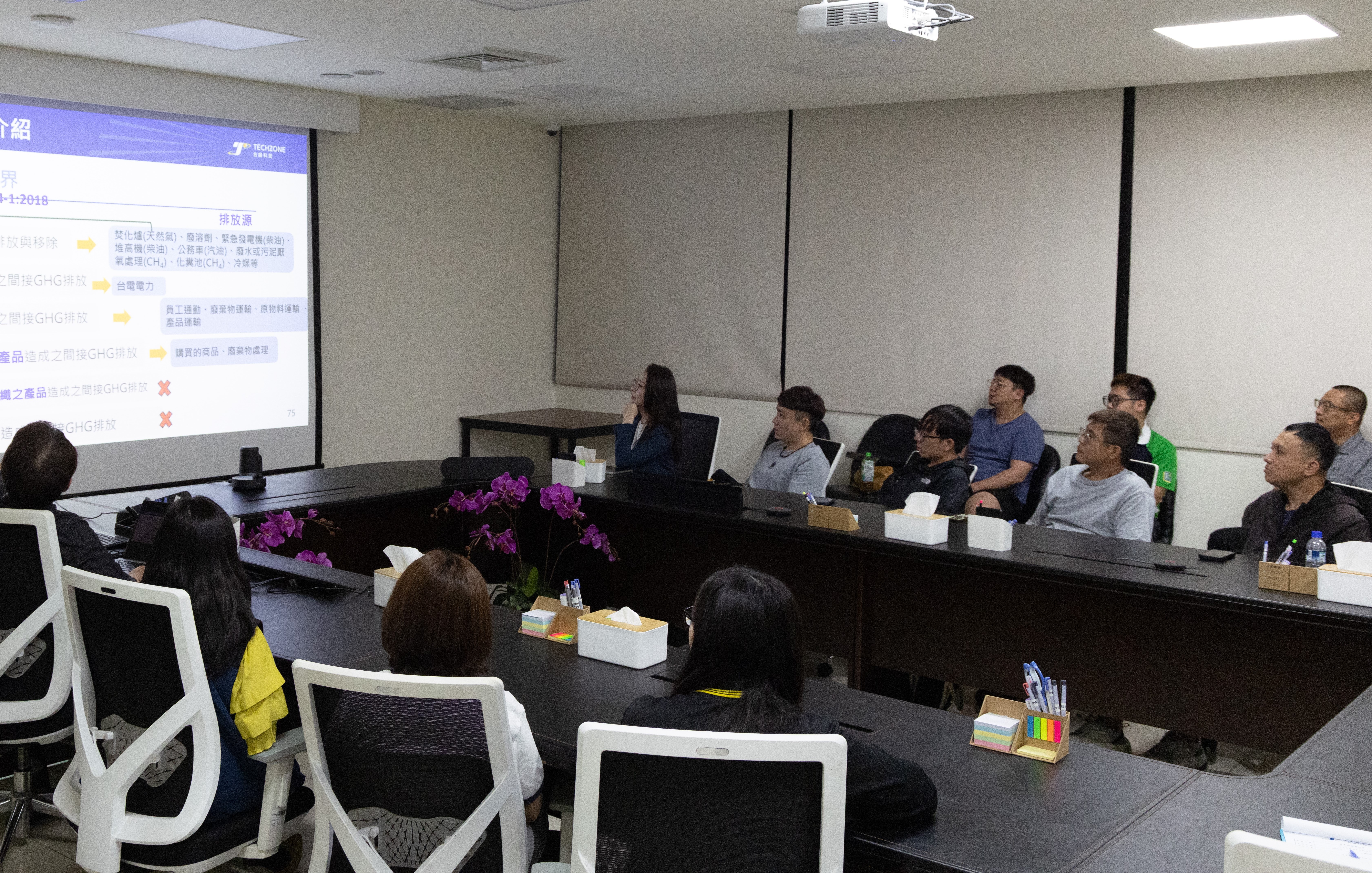 廠內基層員工正好在上高風險作業安全教育課程，陳麗麗說這類課程一年要安排多次，因為同仁的安全最重要。