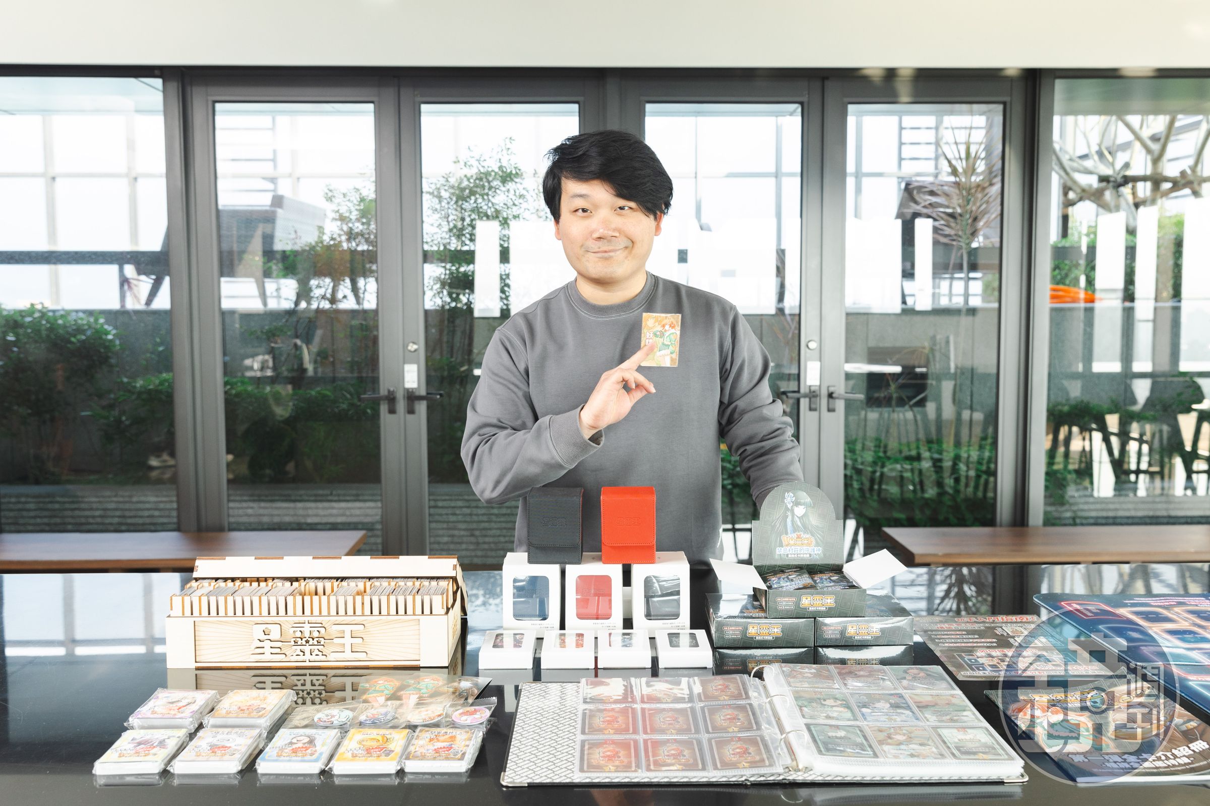 Ming身兼插畫家、漫畫家、商業設計師、桌遊設計師等多重身分，獨力開發《星靈王》一圓卡牌夢。