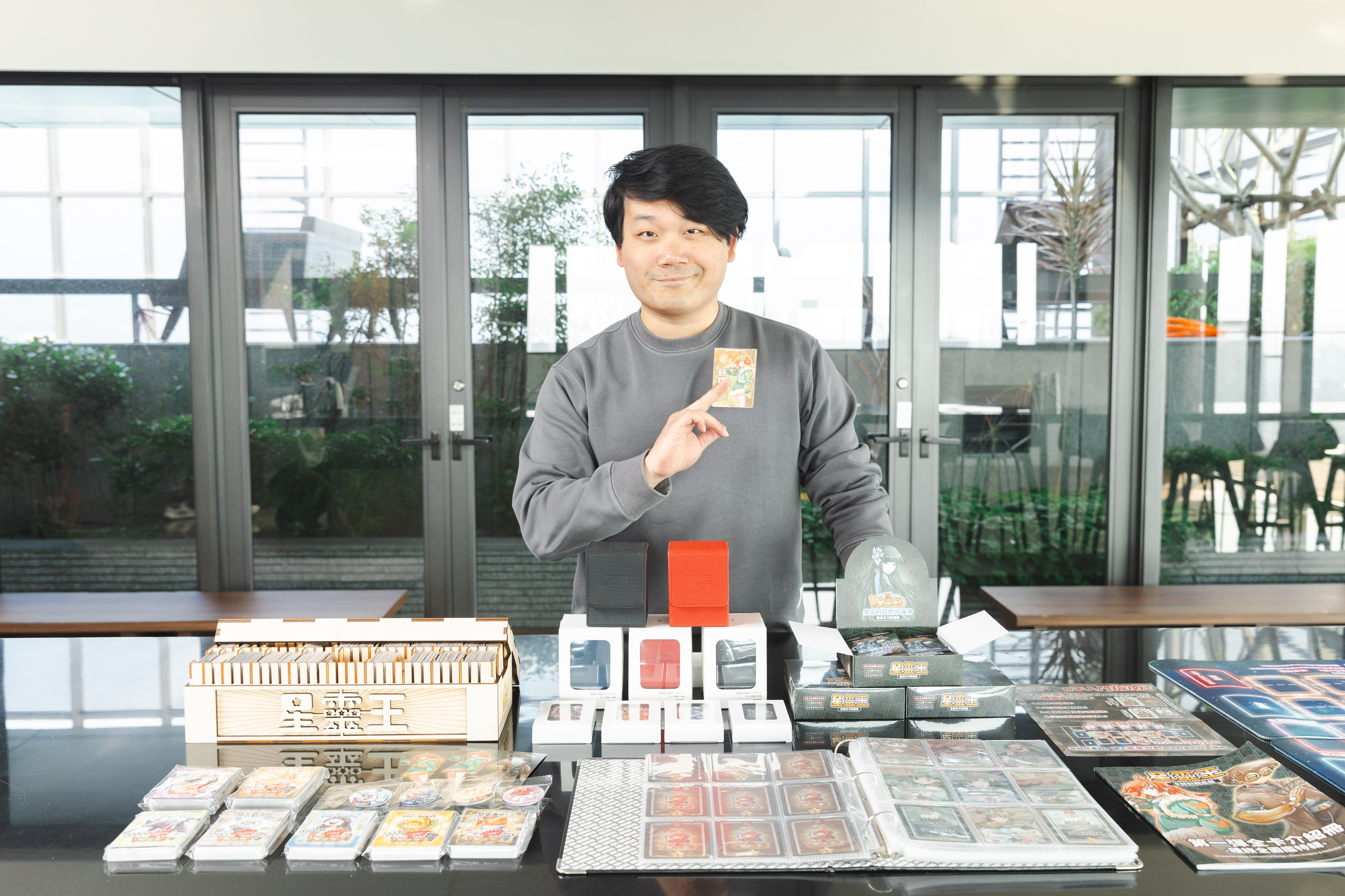 Ming身兼插畫家、漫畫家、商業設計師、桌遊設計師等多重身分，獨力開發《星靈王》一圓卡牌夢。