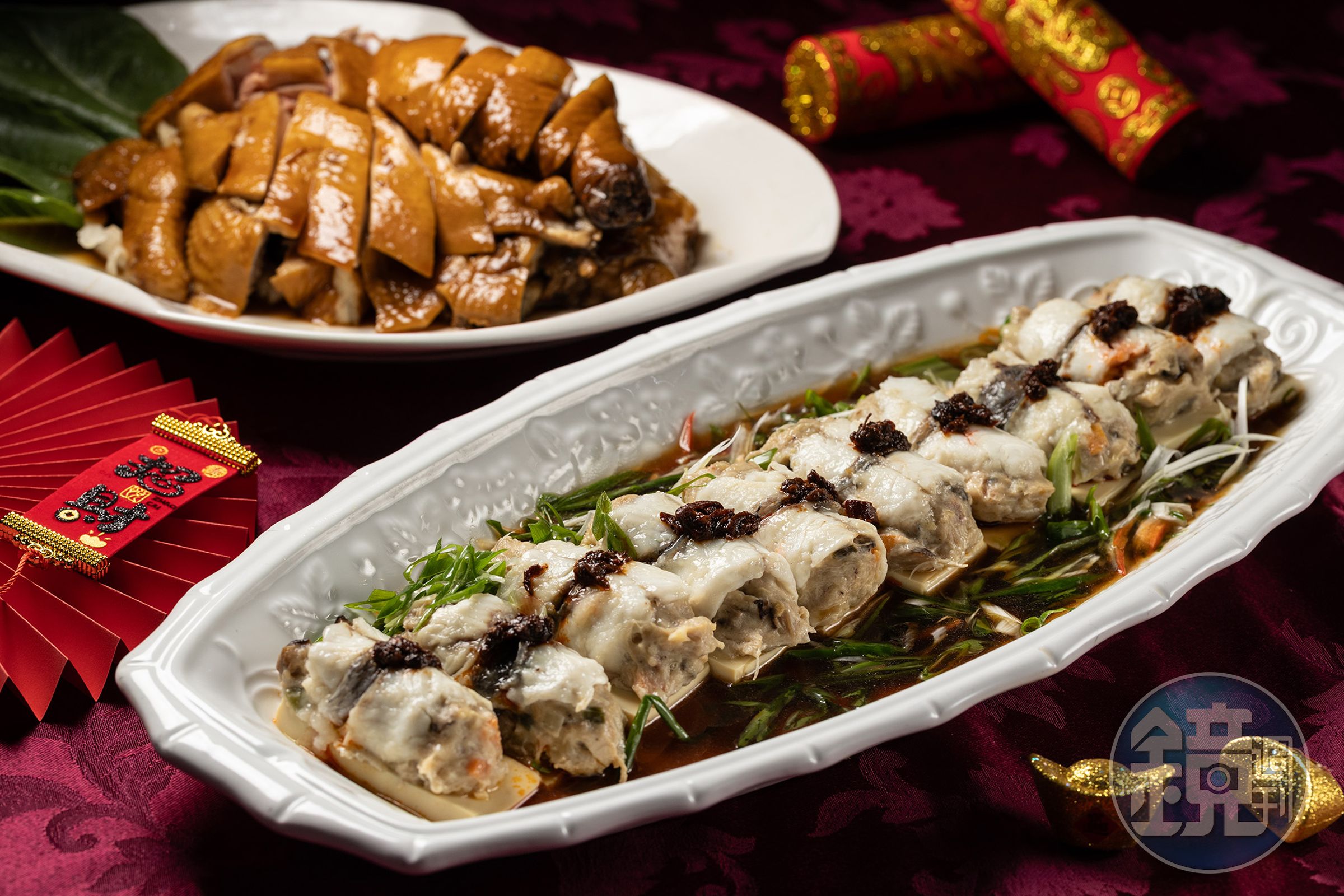 無刺料理「鱸魚卷」（前，500元／份、10個），包入切細的荸薺、香菇、蝦皮、鹹肉等製作的魚漿，滋味細膩而複雜；皮Q肉嫩的「油雞」（後，秤重計價，約400元／半隻）也是展現基本功的老菜。