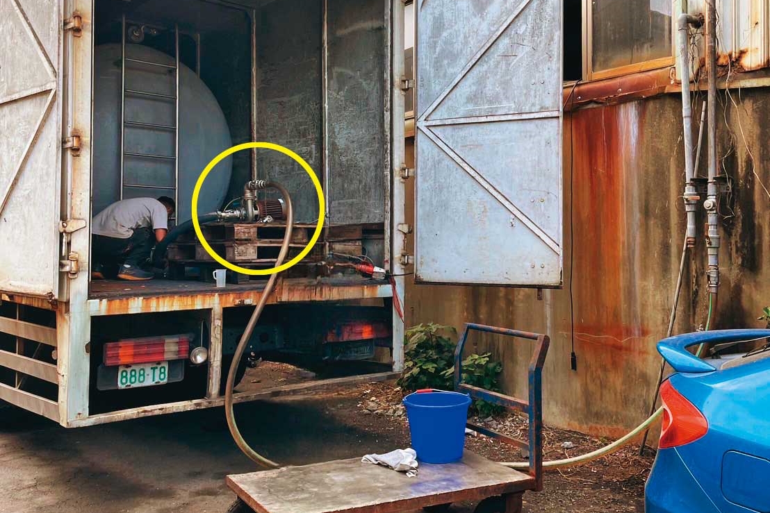 其他業者用桶槽車載醬油到東成，再透過管線（黃圈處）輸送到廠內調味裝瓶。（讀者提供）