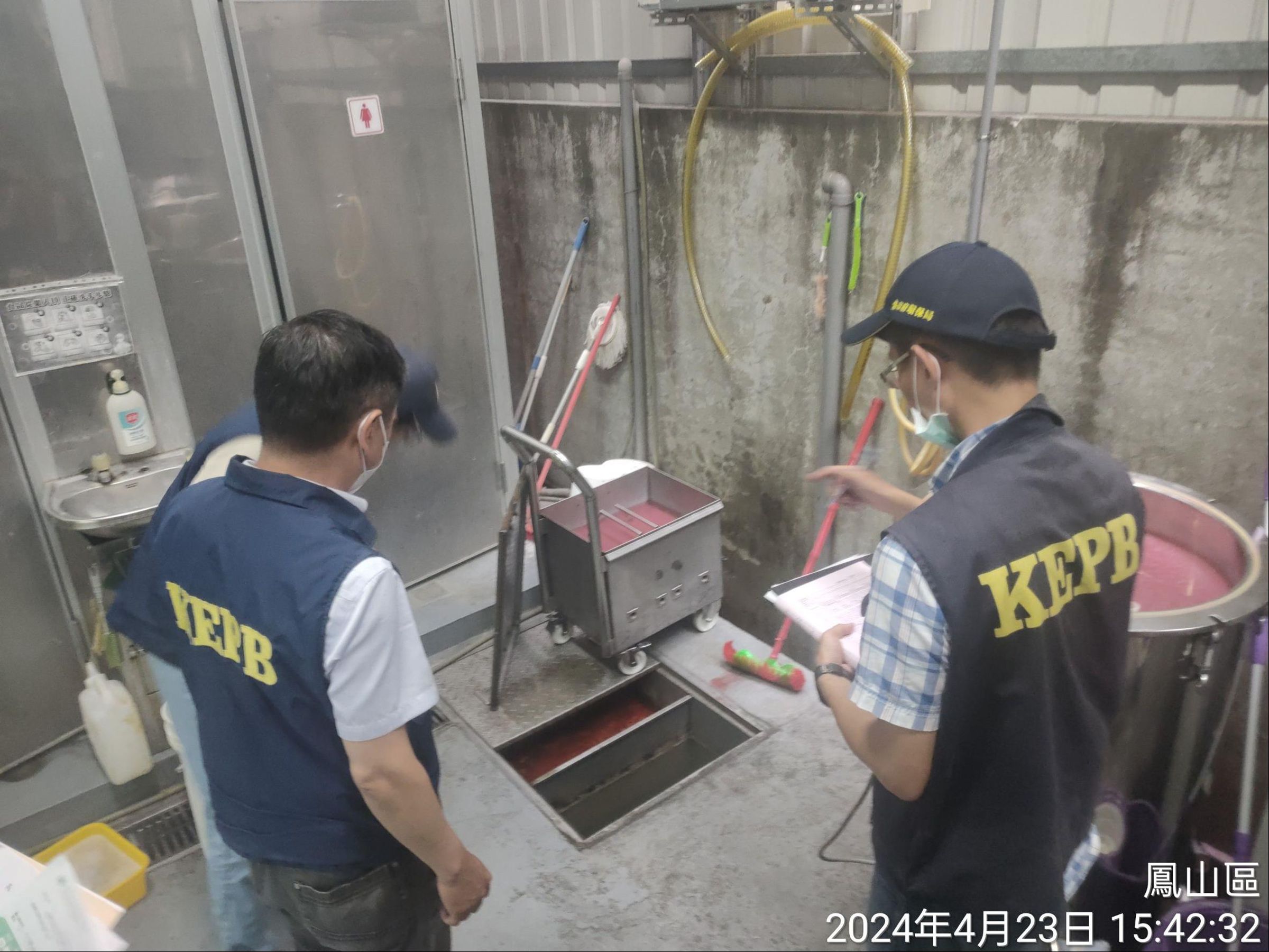 環保局人員進工廠稽查。(高雄市環保局提供)