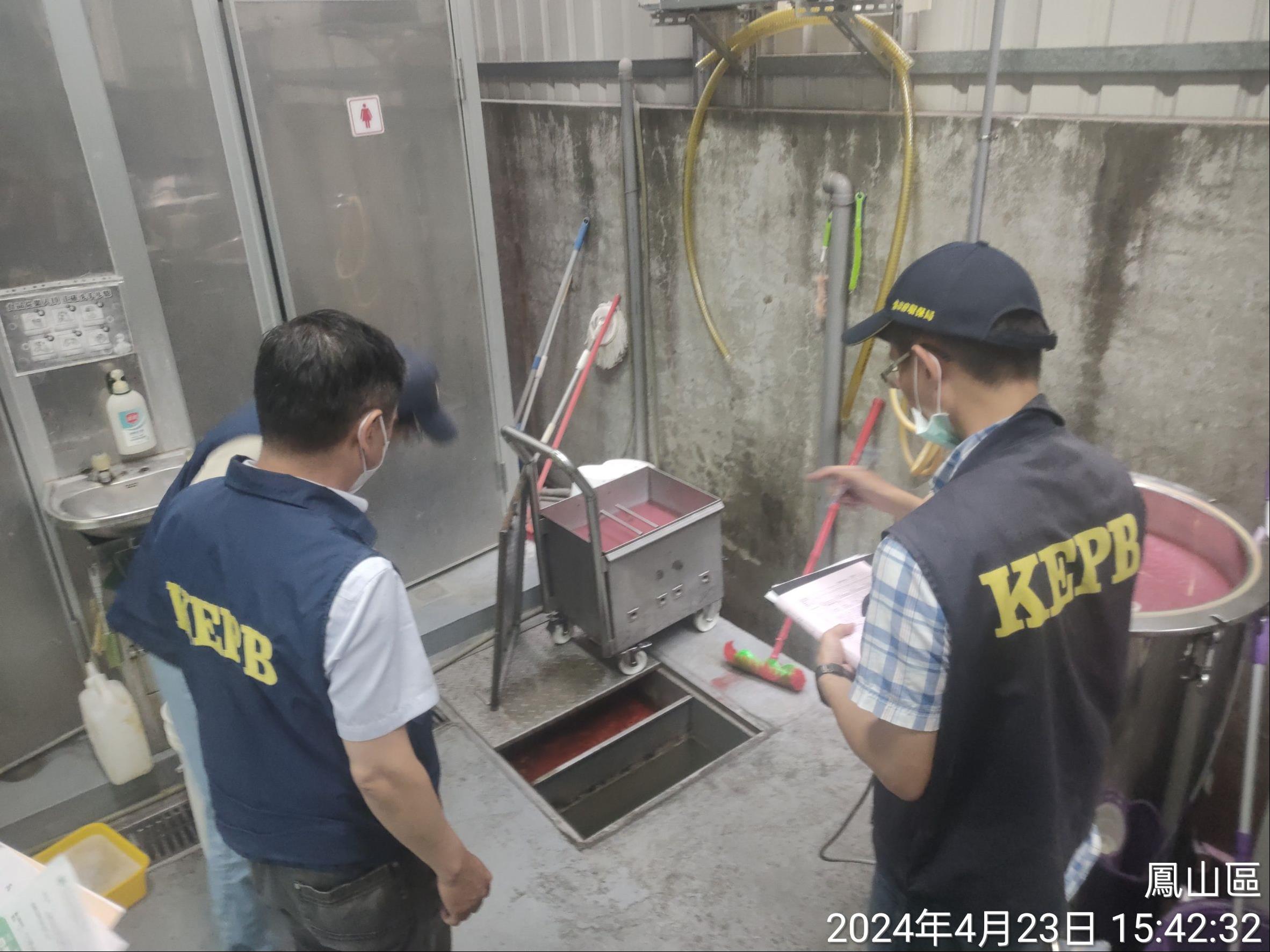 環保局人員進工廠稽查。(高雄市環保局提供)