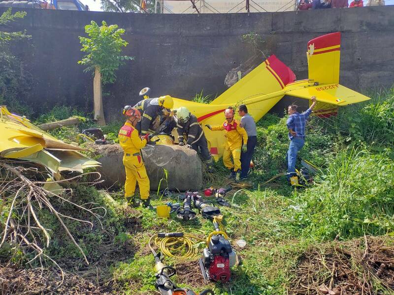 屏東高樹鄉今日發生輕航機迫降意外。（翻攝畫面）