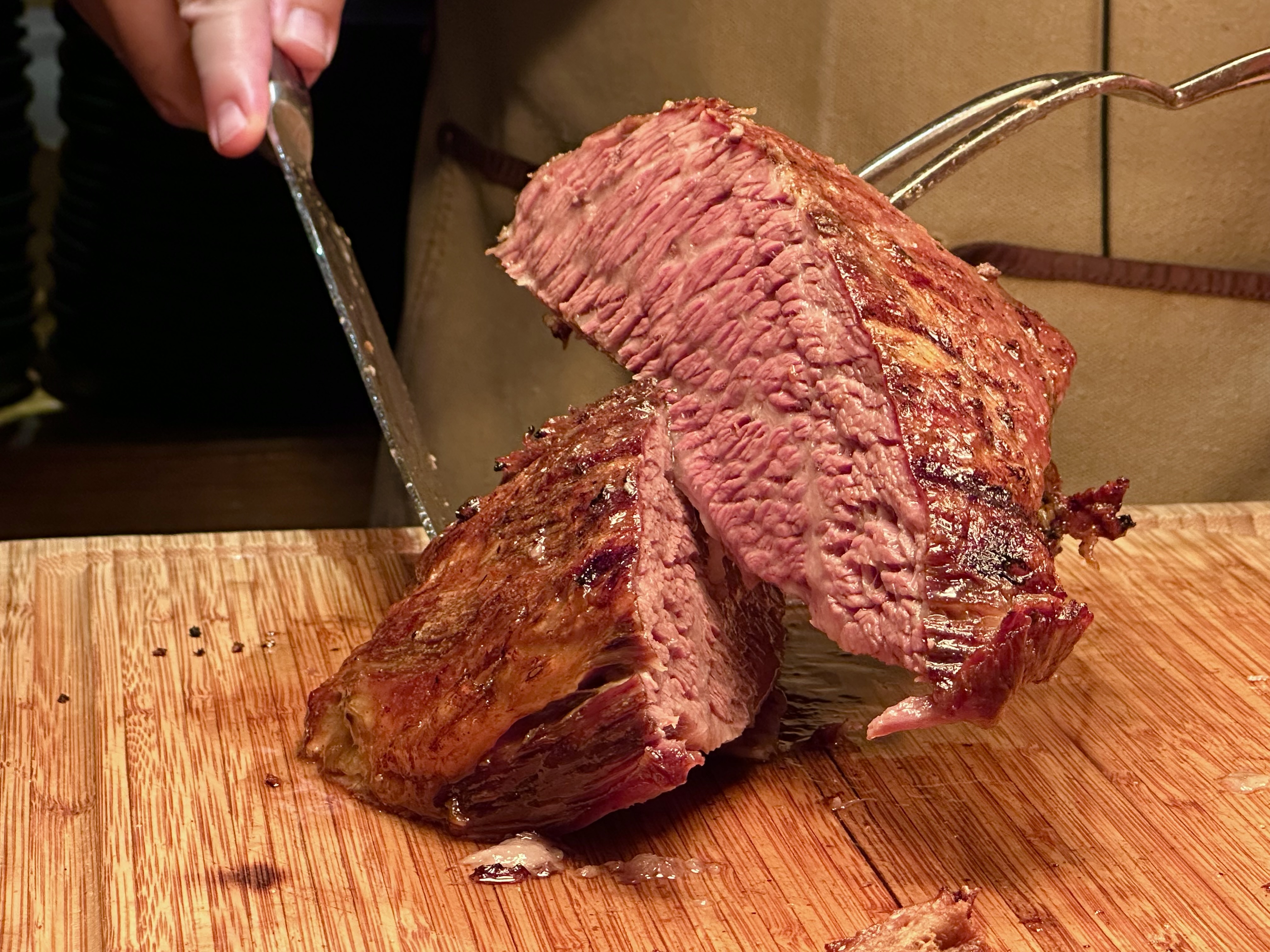 「古弟私廚」以阿根廷烤肉手法，呈現粗獷直接的南美料理風格。