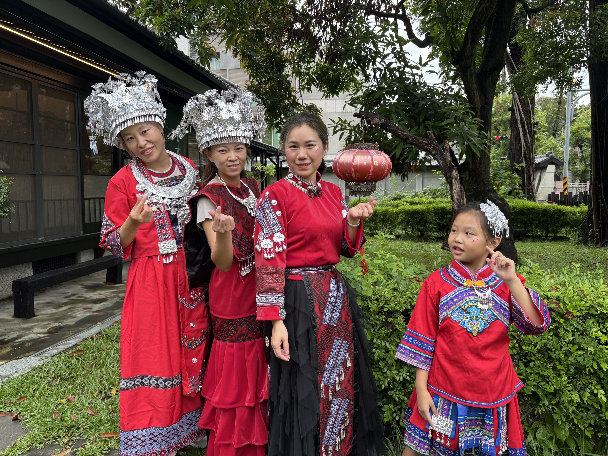 陳方(右二)讓新住民體驗穿著苗族傳統服飾,感受少數民族的美麗與韻味。(移民署嘉義市服務站提供)