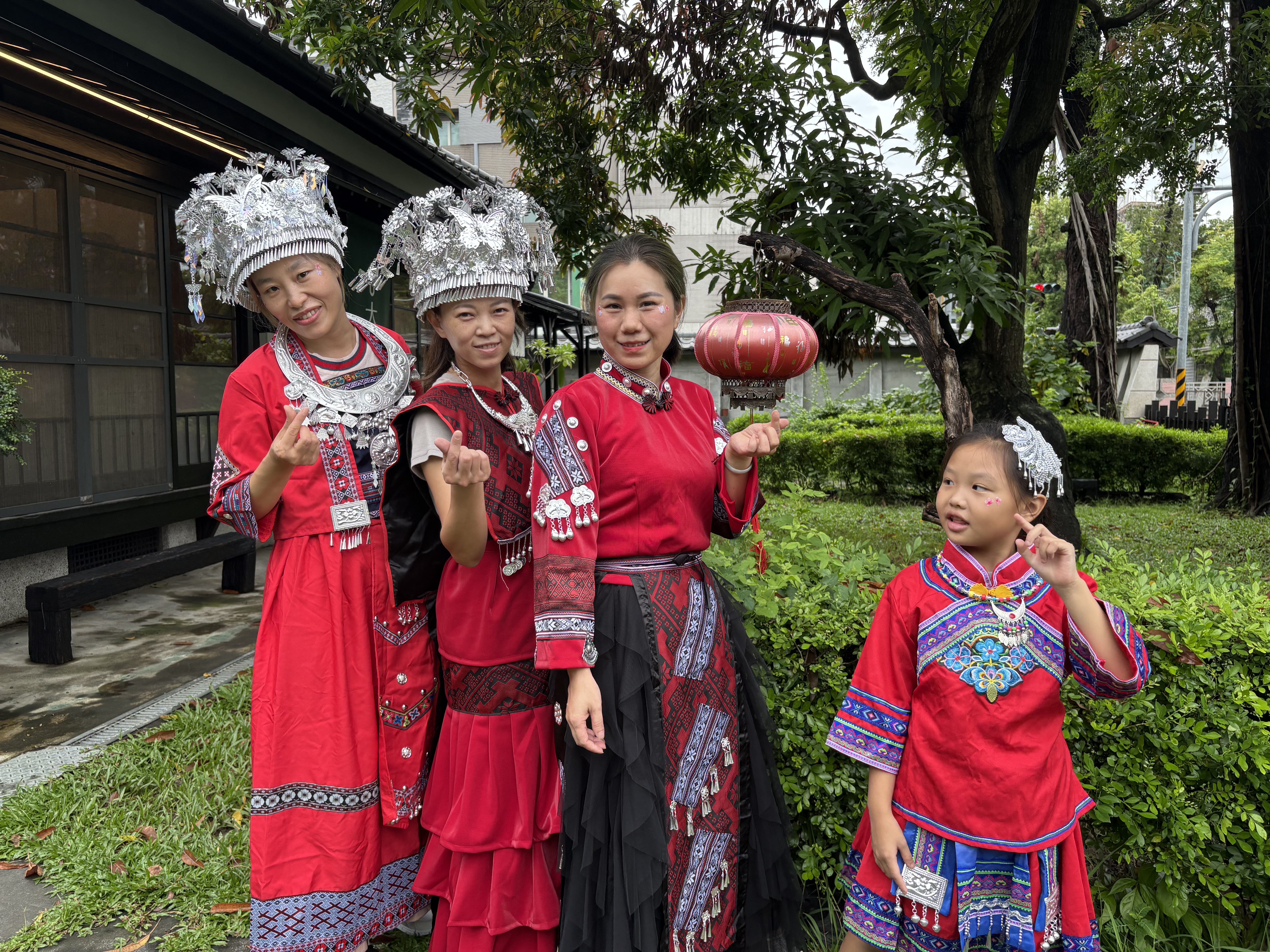 陳方（右二）讓新住民體驗穿著苗族傳統服飾，感受少數民族的美麗與韻味。（移民署嘉義市服務站提供）