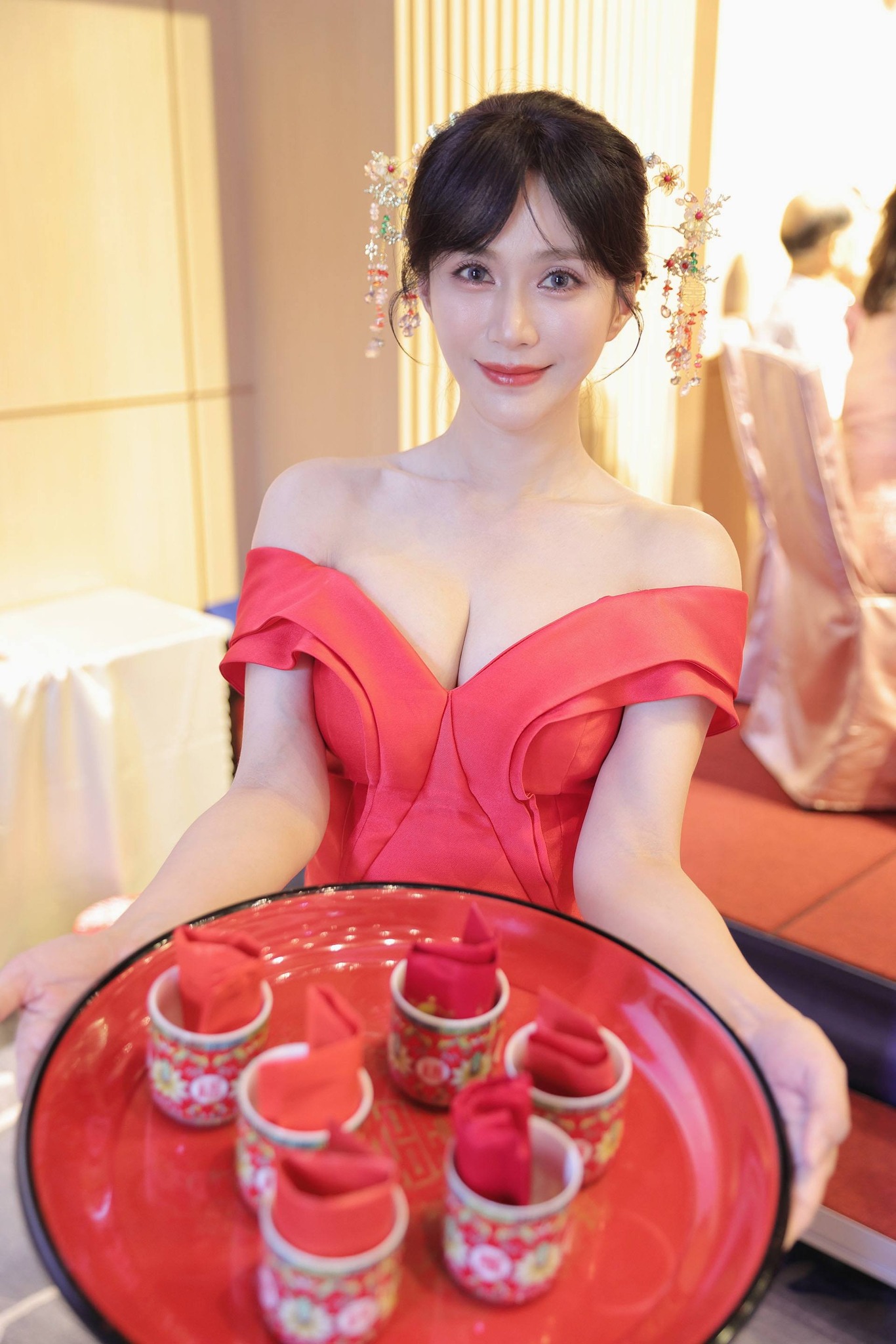 許鈞鈞穿上紅色禮服捧茶喜氣洋洋。臉書