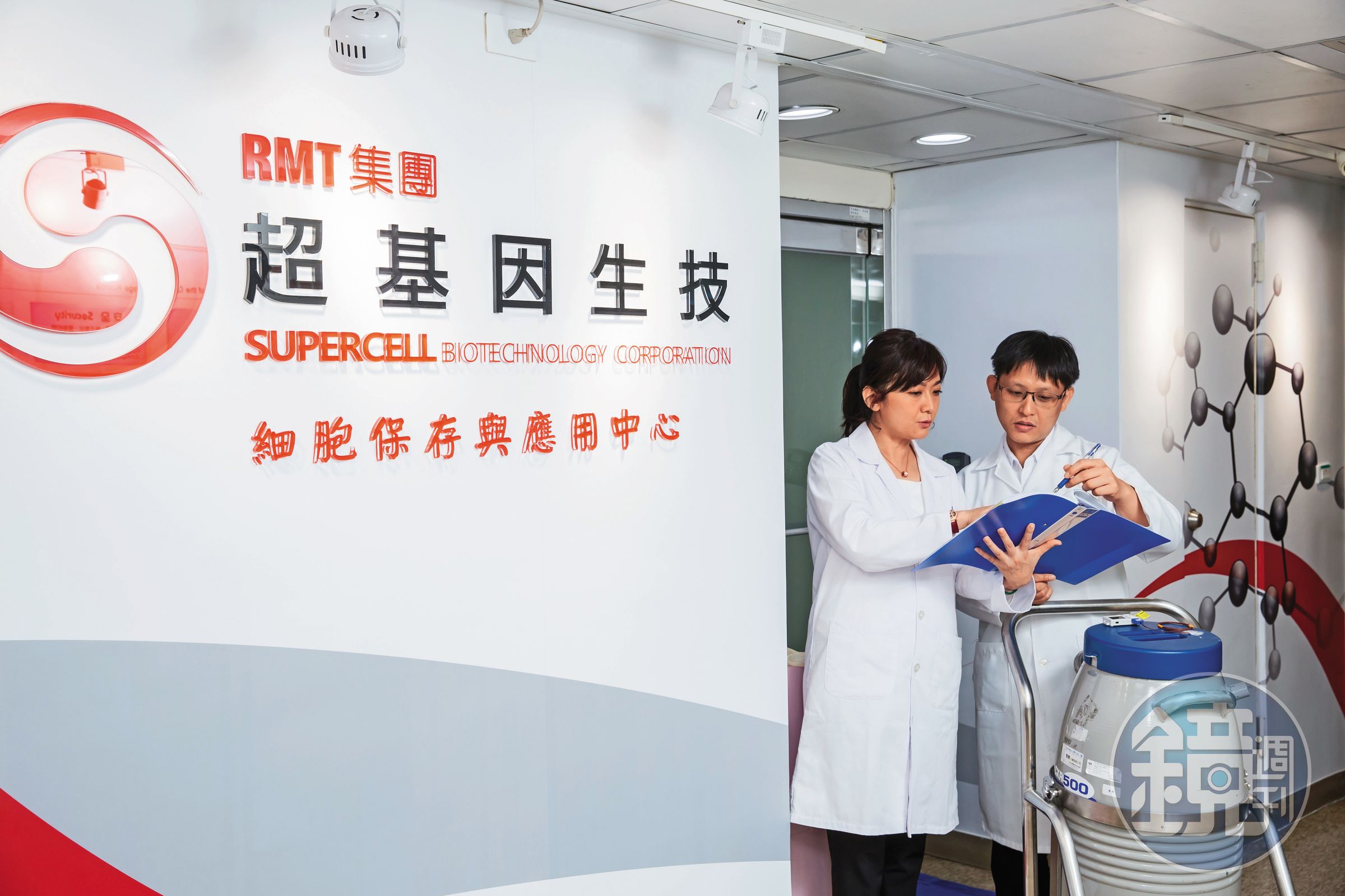 前義守大學教授楊智惠，為高雄醫大藥學博士，曾獲國光發明獎章、傑出青年獎章、10大傑出女青年。
