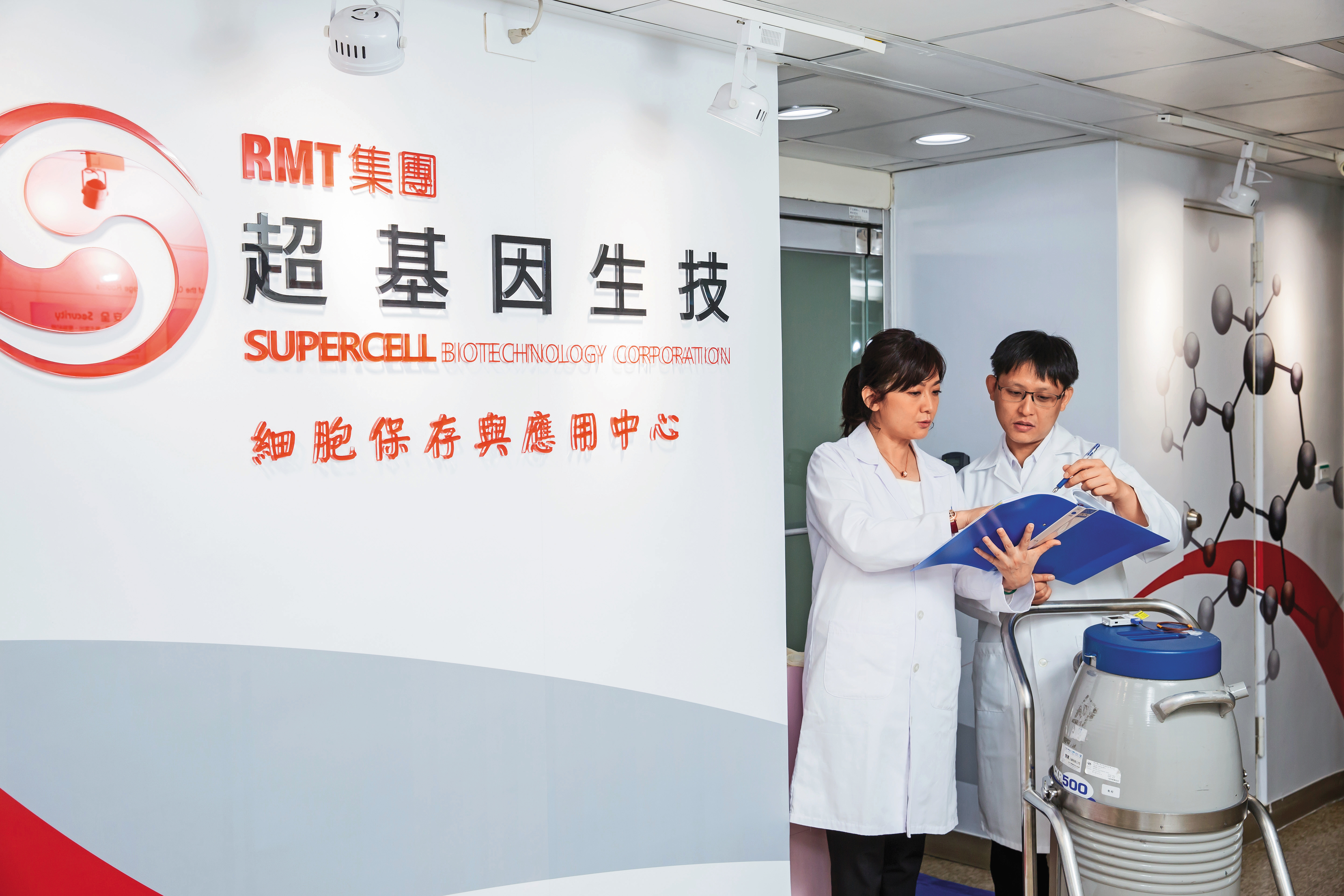 前義守大學教授楊智惠，為高雄醫大藥學博士，曾獲國光發明獎章、傑出青年獎章、10大傑出女青年。