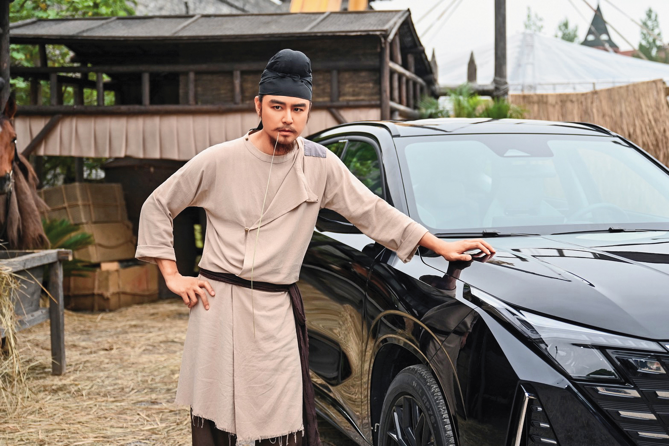 明道以《長安的荔枝》中角色，拍攝代言汽車廣告。（恆星娛樂提供）