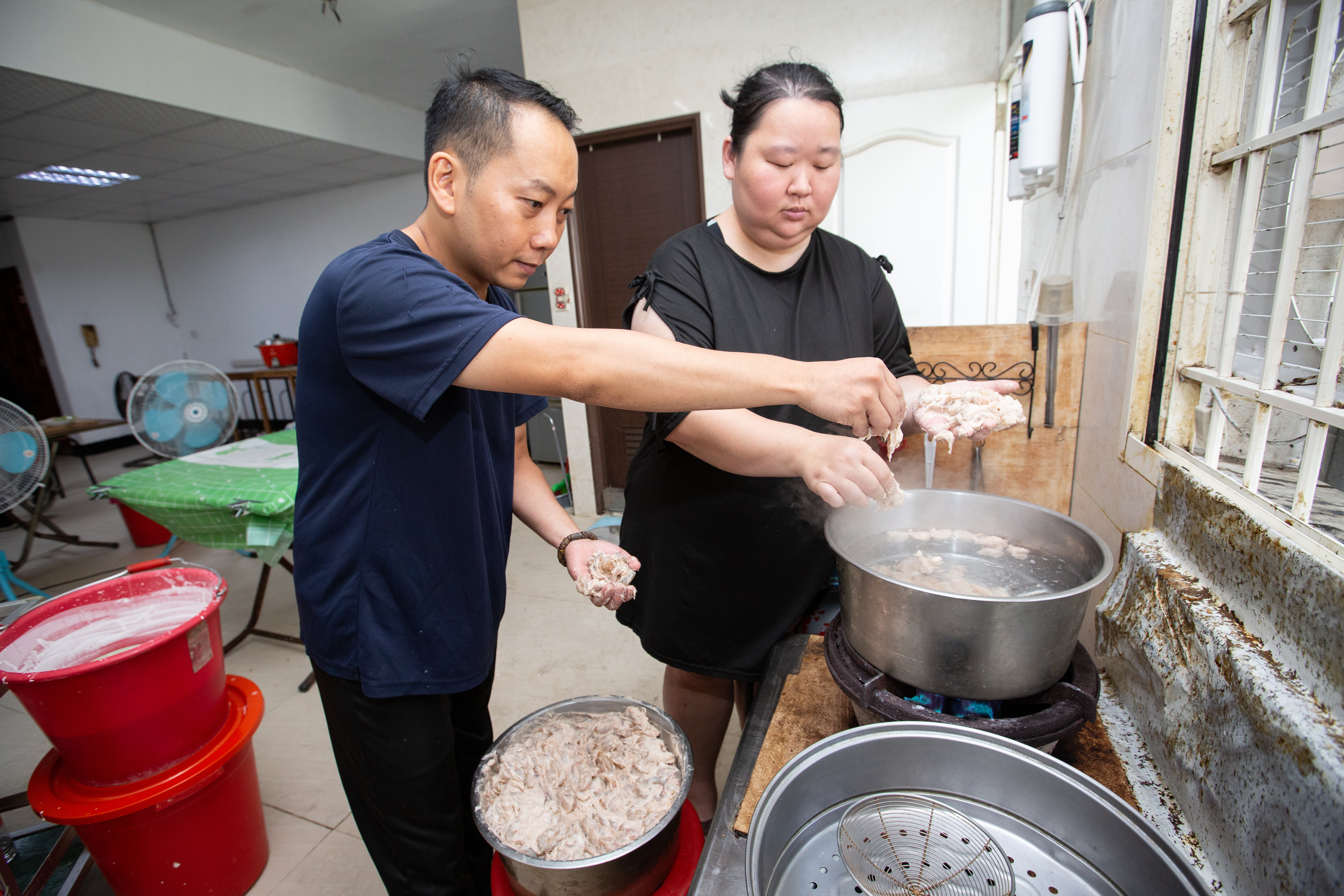 唐茂檳(左)與妻子謝婉婷(右)結婚16年,感情非常好。