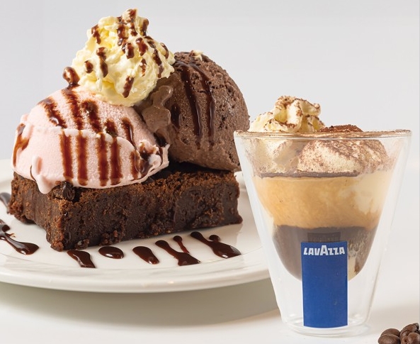 餅乾搭配咖啡層次香濃豐富，冰沙口感清爽消暑。（業者提供）