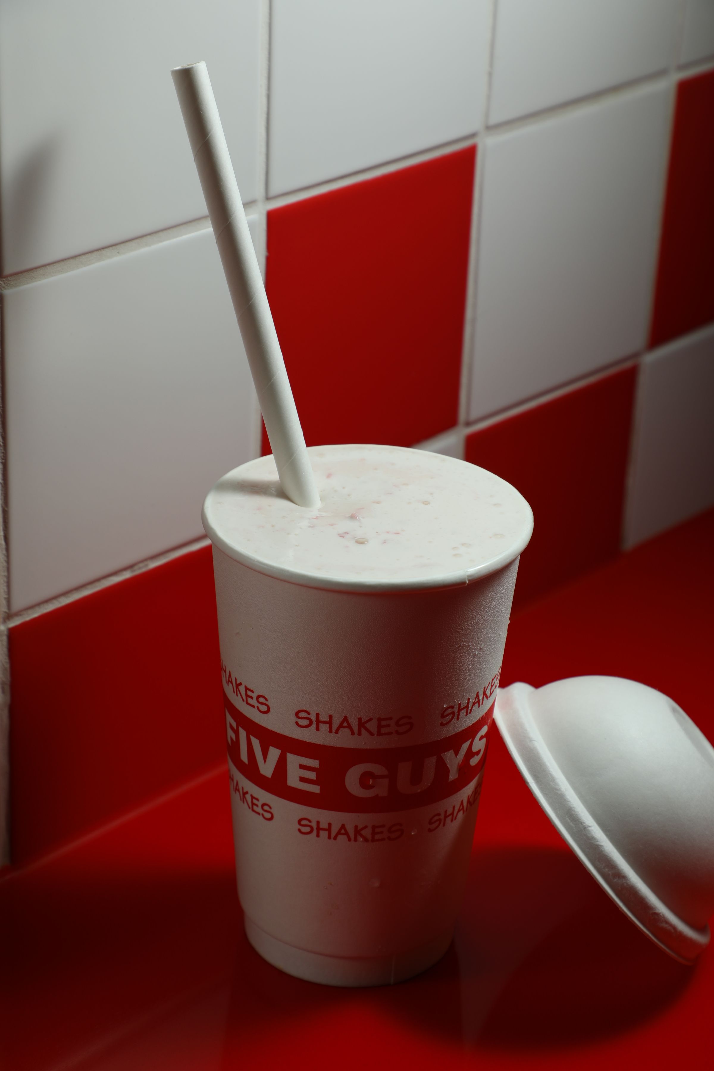 超濃奶昔「Milkshake」有花生醬、巧克力、草莓、蓮花焦糖餅乾、Oreo等8種口味可自由搭，建議平常習慣喝全糖珍珠奶茶的人再來挑戰。（港幣60元／杯）