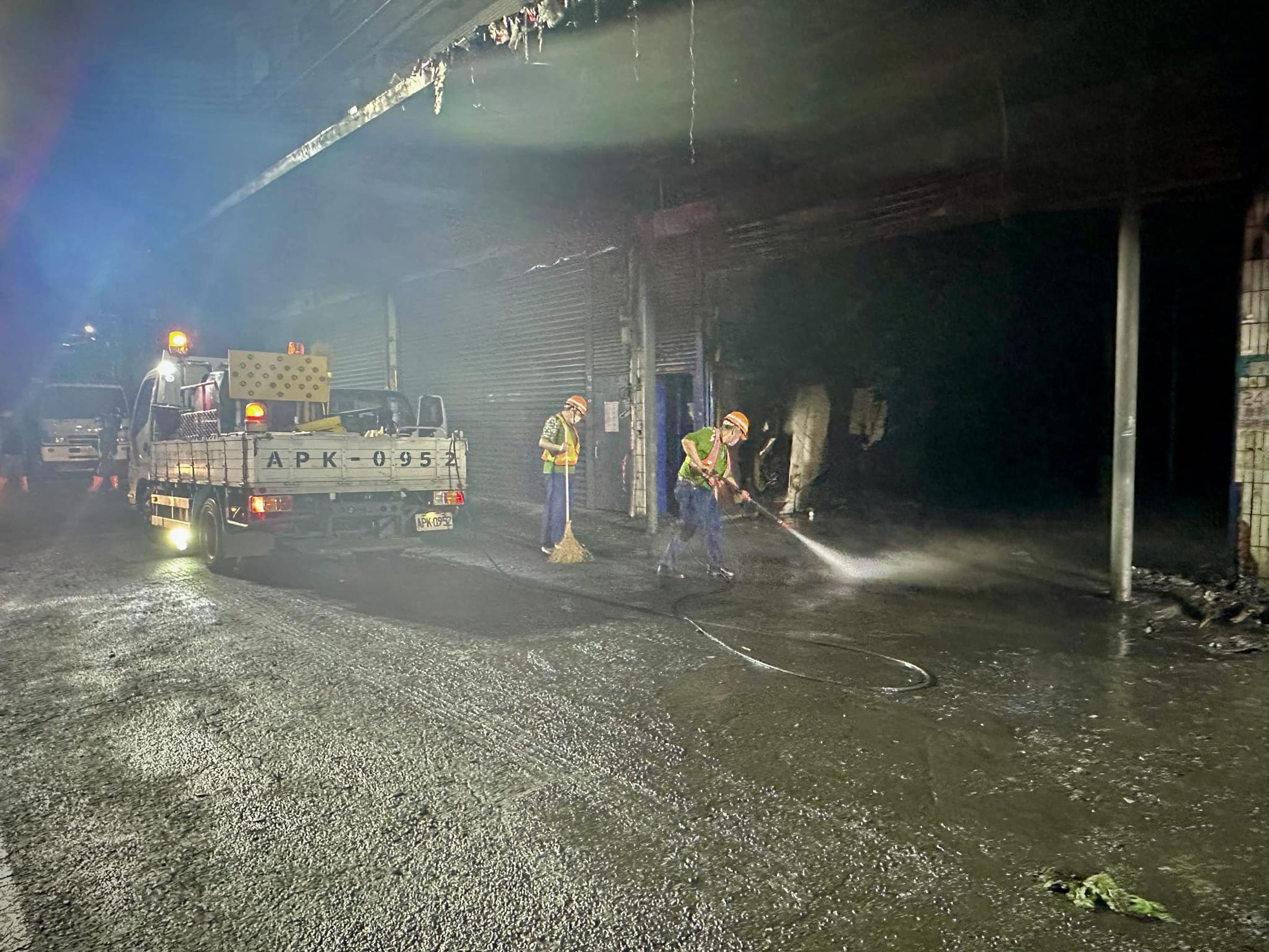 侯友宜說道,「深坑北深路三段火警空氣品質監測未有氟化氫及重金屬反應,請大家不要擔憂。」(翻攝自臉書@侯友宜)