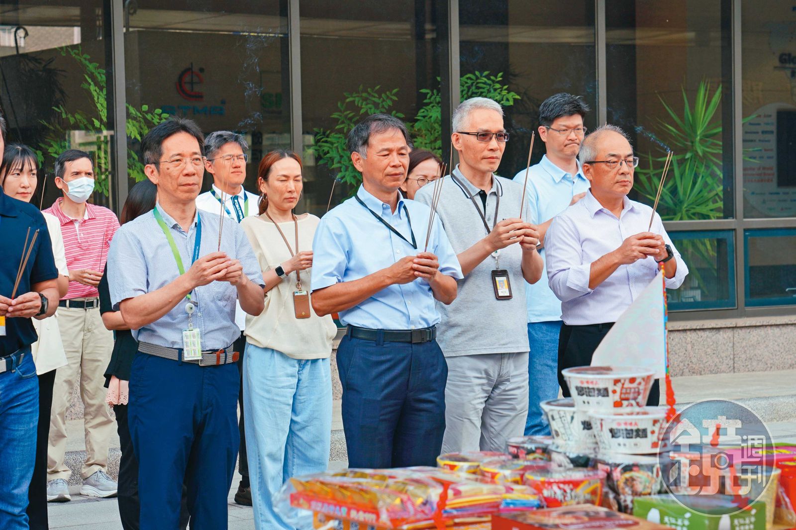 達明機器人董事長何世池(中,藍衣)上週率領公司近百位同仁進行普渡祈求業績長紅。