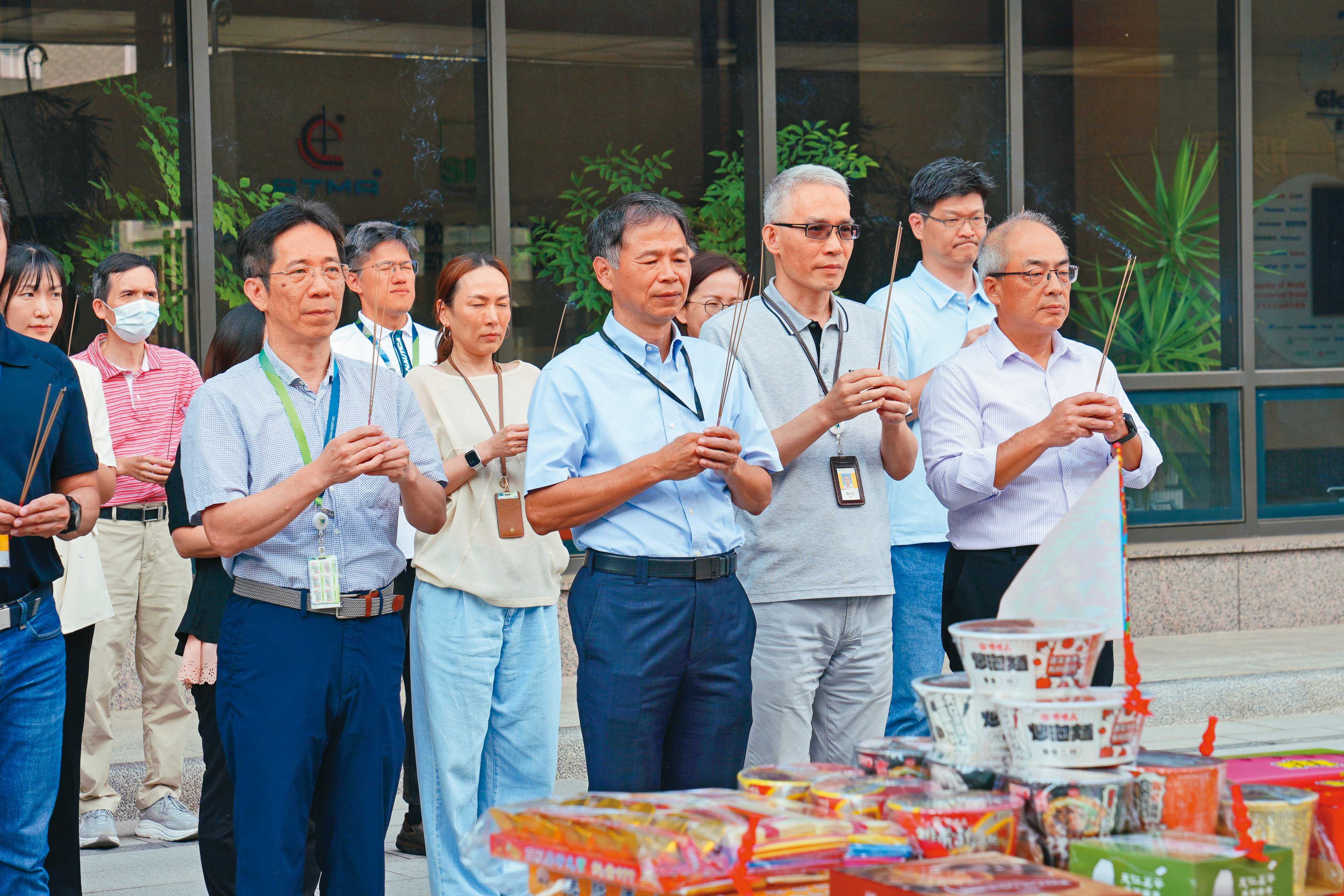 達明機器人董事長何世池率領公司近百位同仁進行普渡，祈求業績長紅。