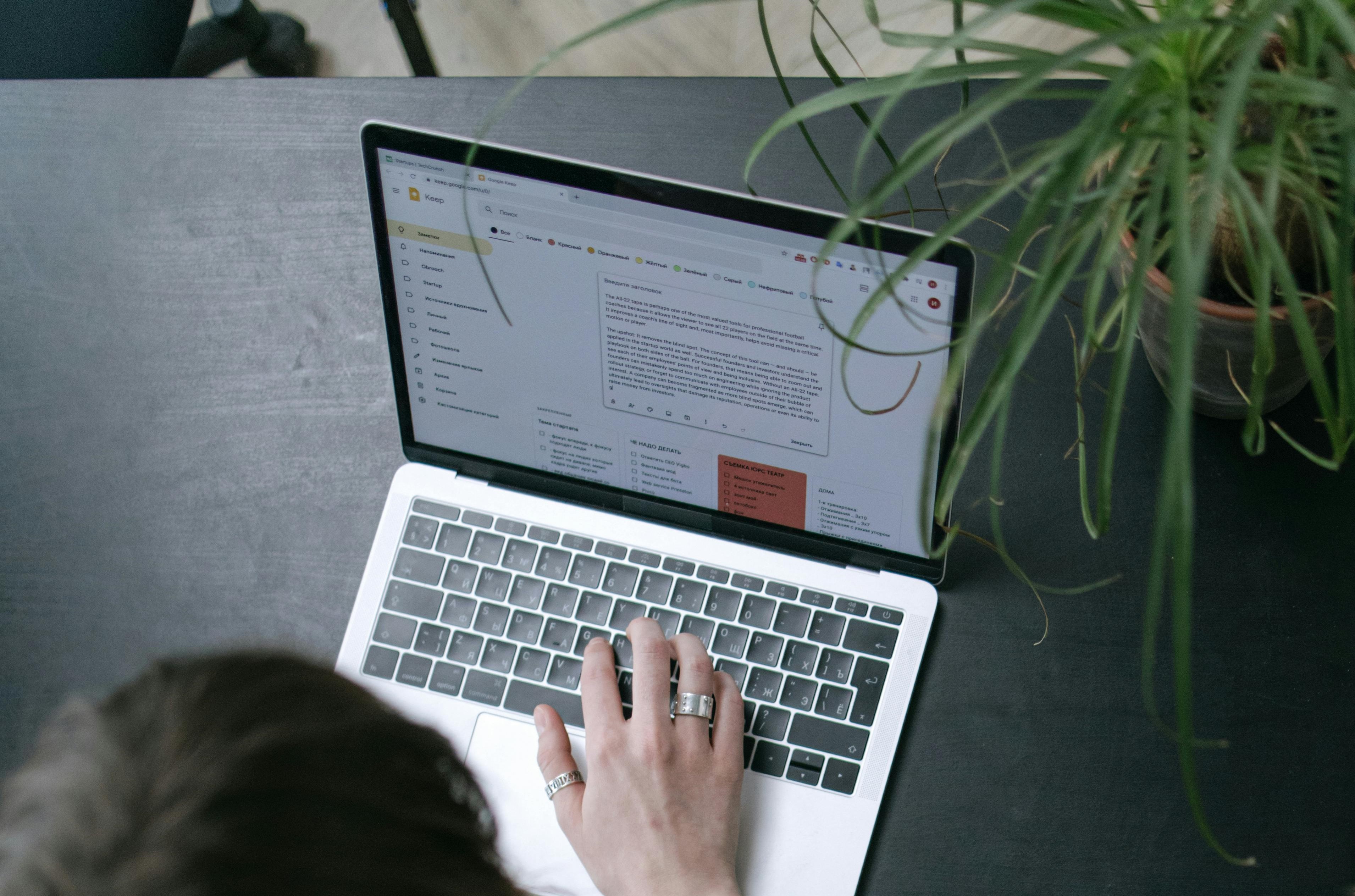 假冒no-reply@accounts.google.com寄來的詐騙信，內容充滿恐嚇與誘導；詐騙者打造幾可亂真的Google登入畫面，受害者一旦授權，帳戶恐遭全面入侵。（示意圖，pexels）