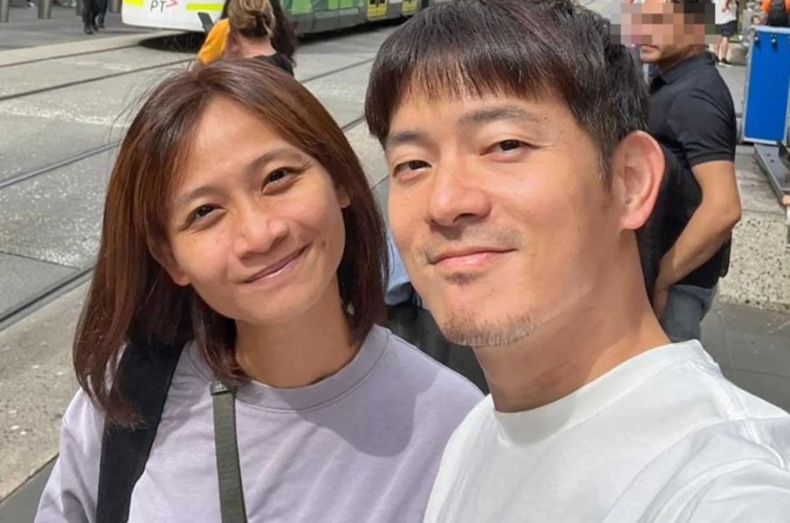 仍是一家人/婚變傳聞纏多年!吳奇隆返台「婚戒未摘」劉詩詩現況成焦點