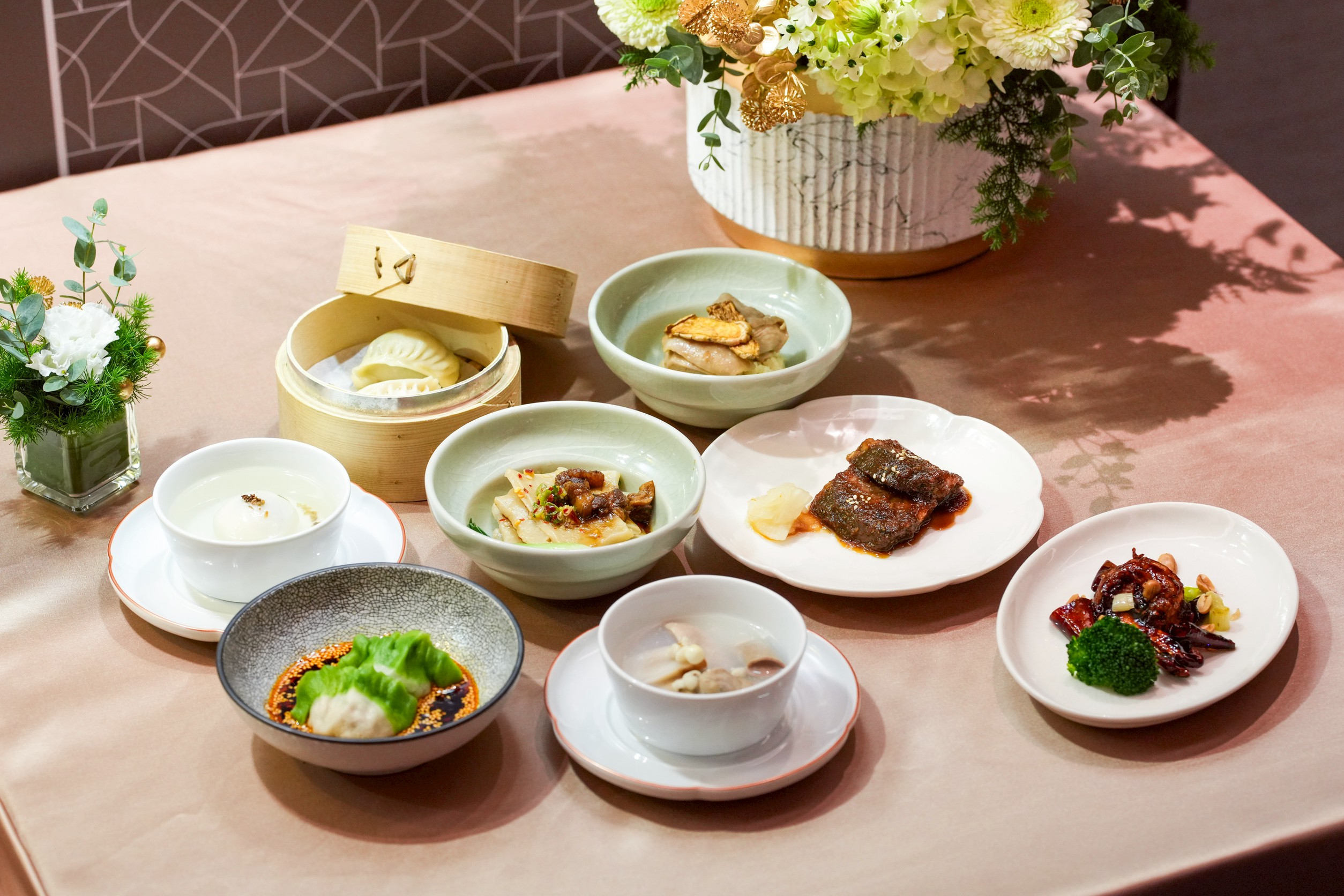 榮獲《臺灣米其林指南》一星的「請客樓」，以江浙與川揚料理見長，經典工藝展現細緻風味與獨特層次。（星宇航空提供）