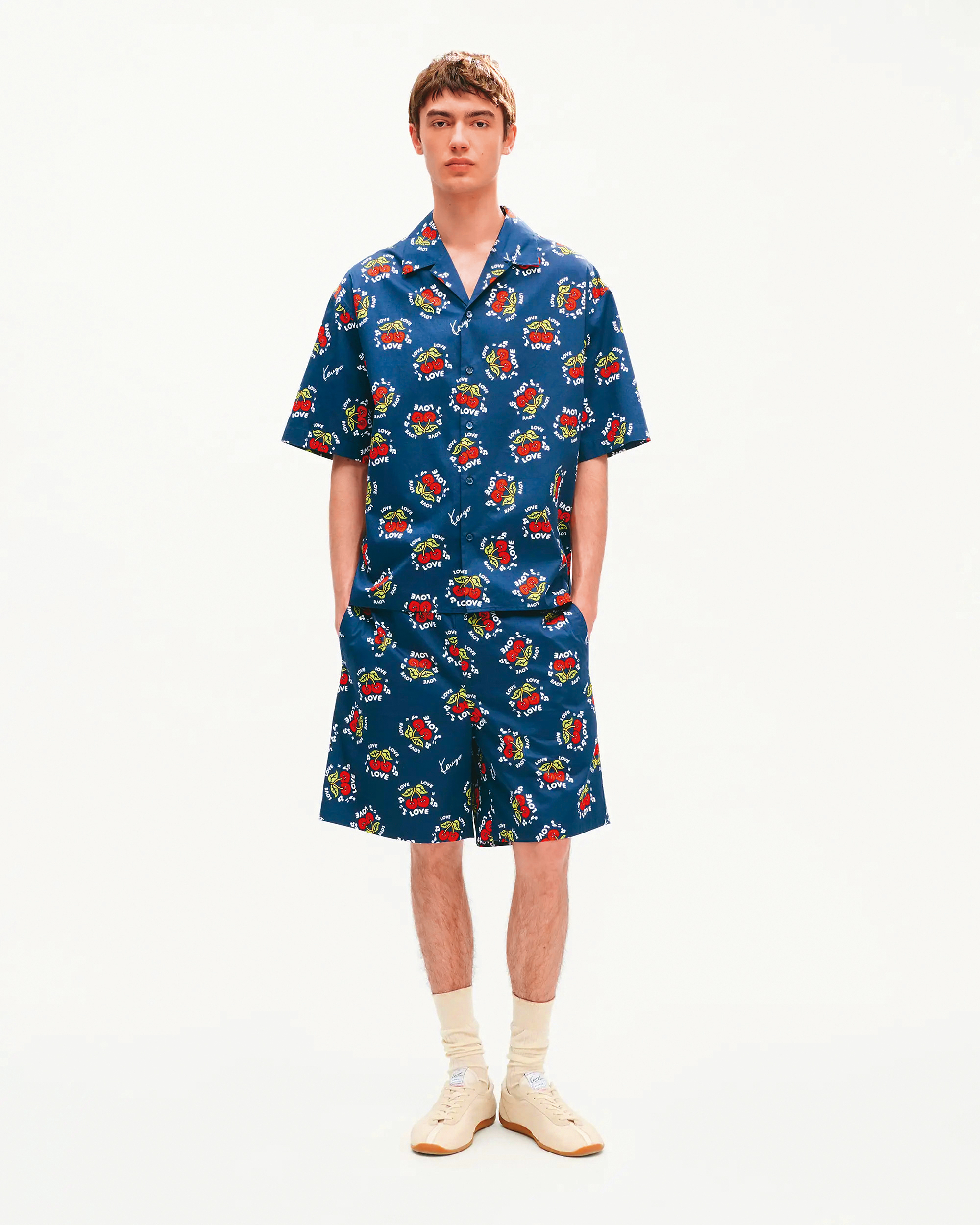 KENZO LOVES藍黑色夏威夷襯衫 NT$14,800、藍黑色滿版鬆緊短褲 NT$16,300。（惇聚國際提供）