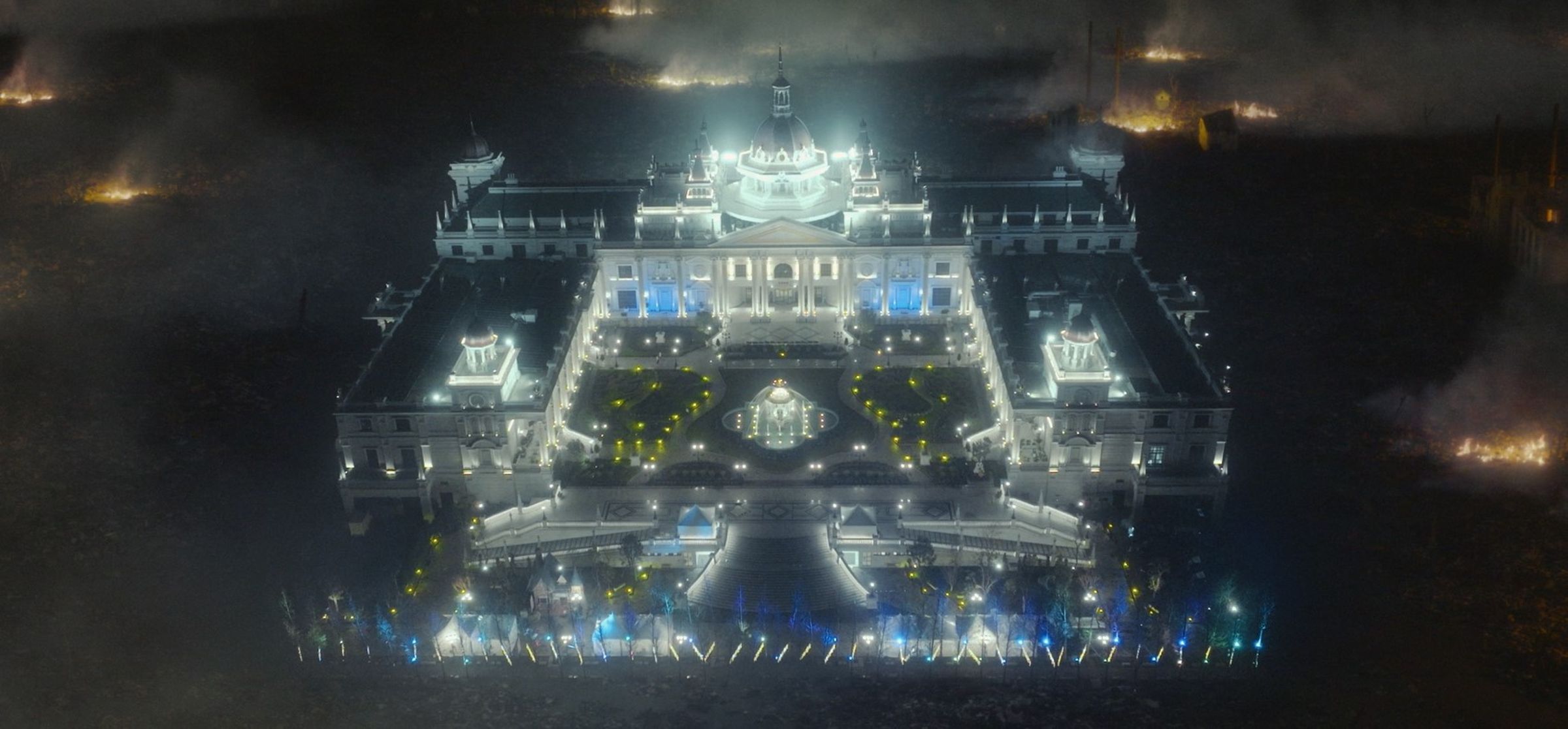 電影《雨中的慾情》在台取景拍攝，竹中直人對佐登妮絲城堡的場景印象深刻，彷彿置身異世界空間。（翻攝雨中的慾情 日本官方X）