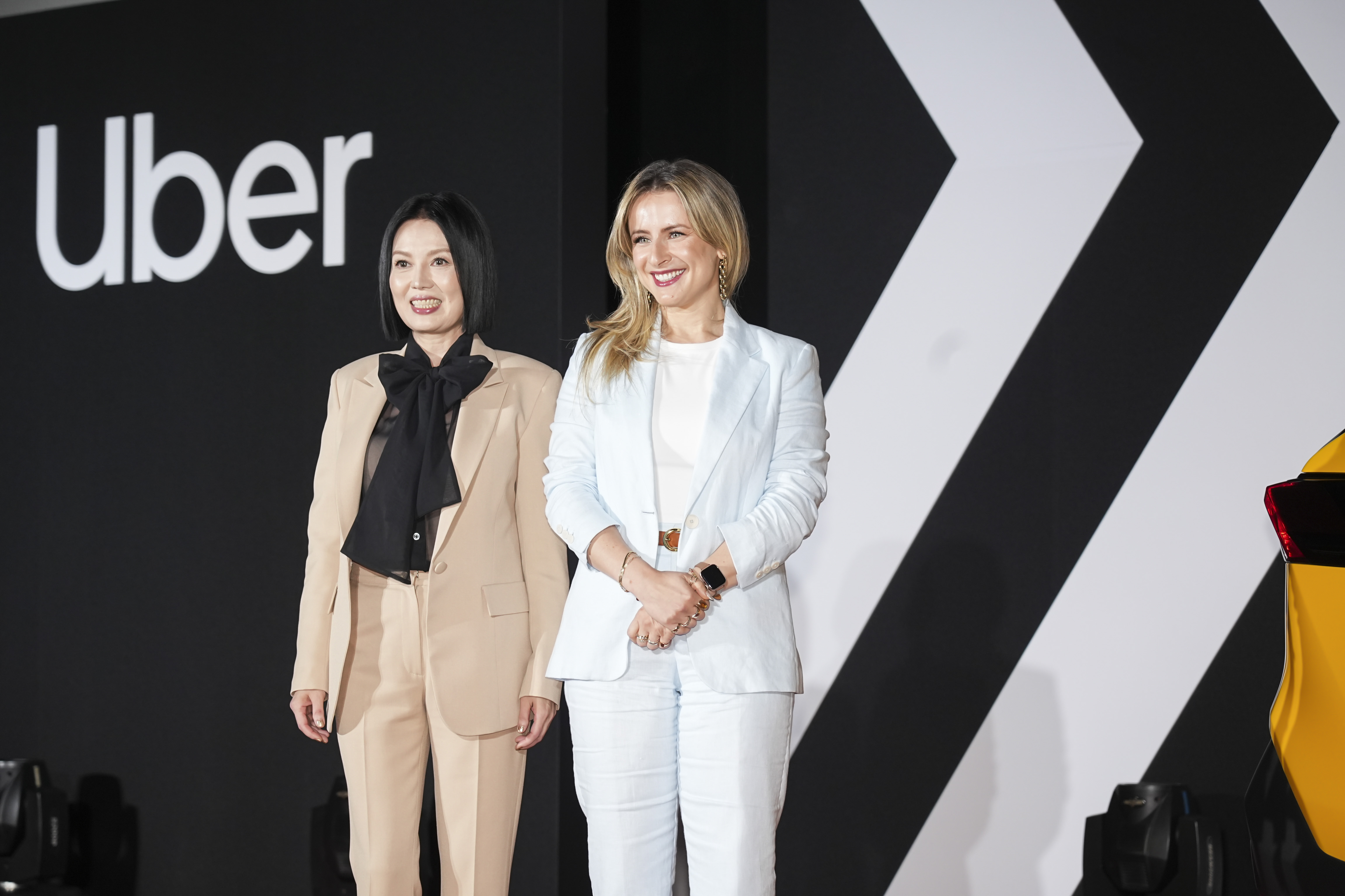 苗可麗和Uber台灣總經理楊麗達相見歡。