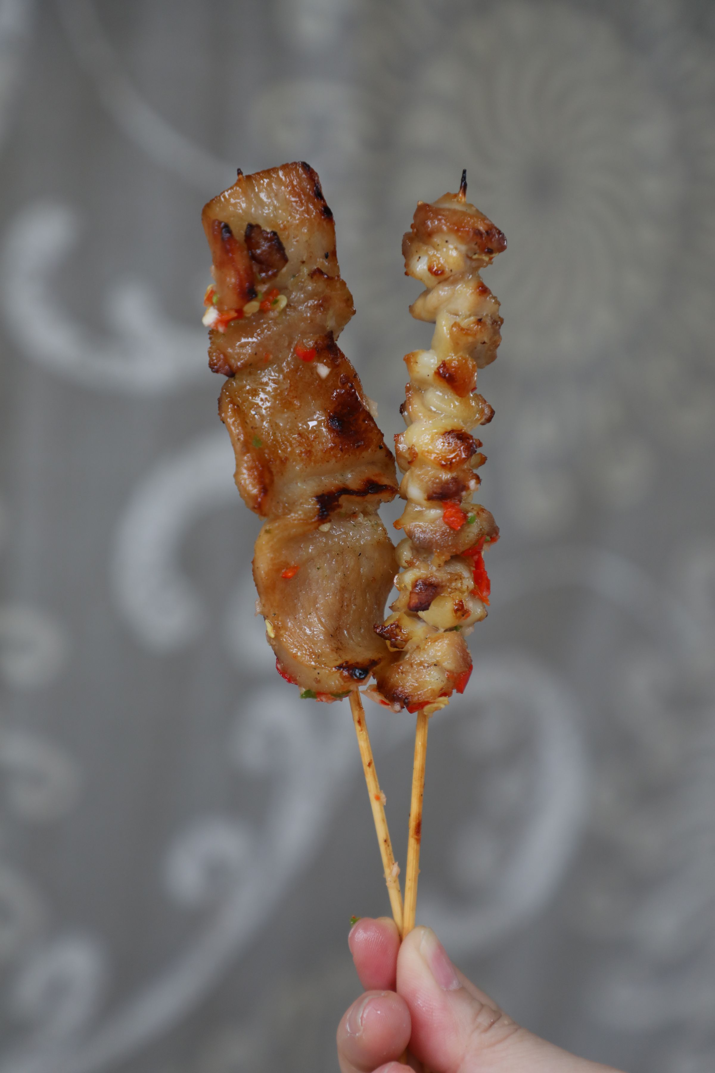 淋上泰式酸辣汁的「豬頸肉」與「雞軟骨」，讓燒烤更加分。（皆港幣14元／串）