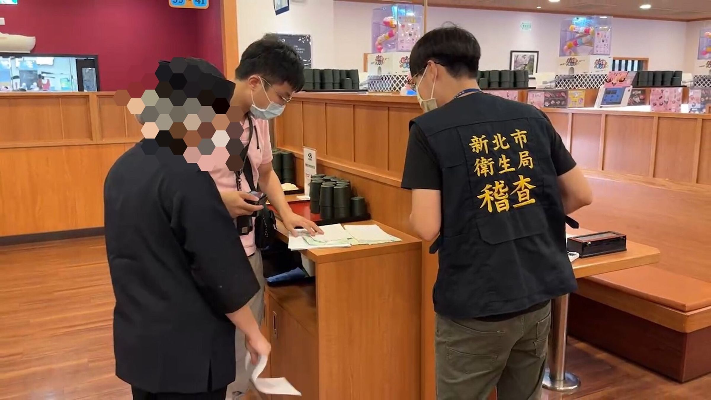 新北衛生局完成清查12家分店,除兩家持續暫停營業,7家分店缺失改善,僅3家合格。(新北衛生局提供)