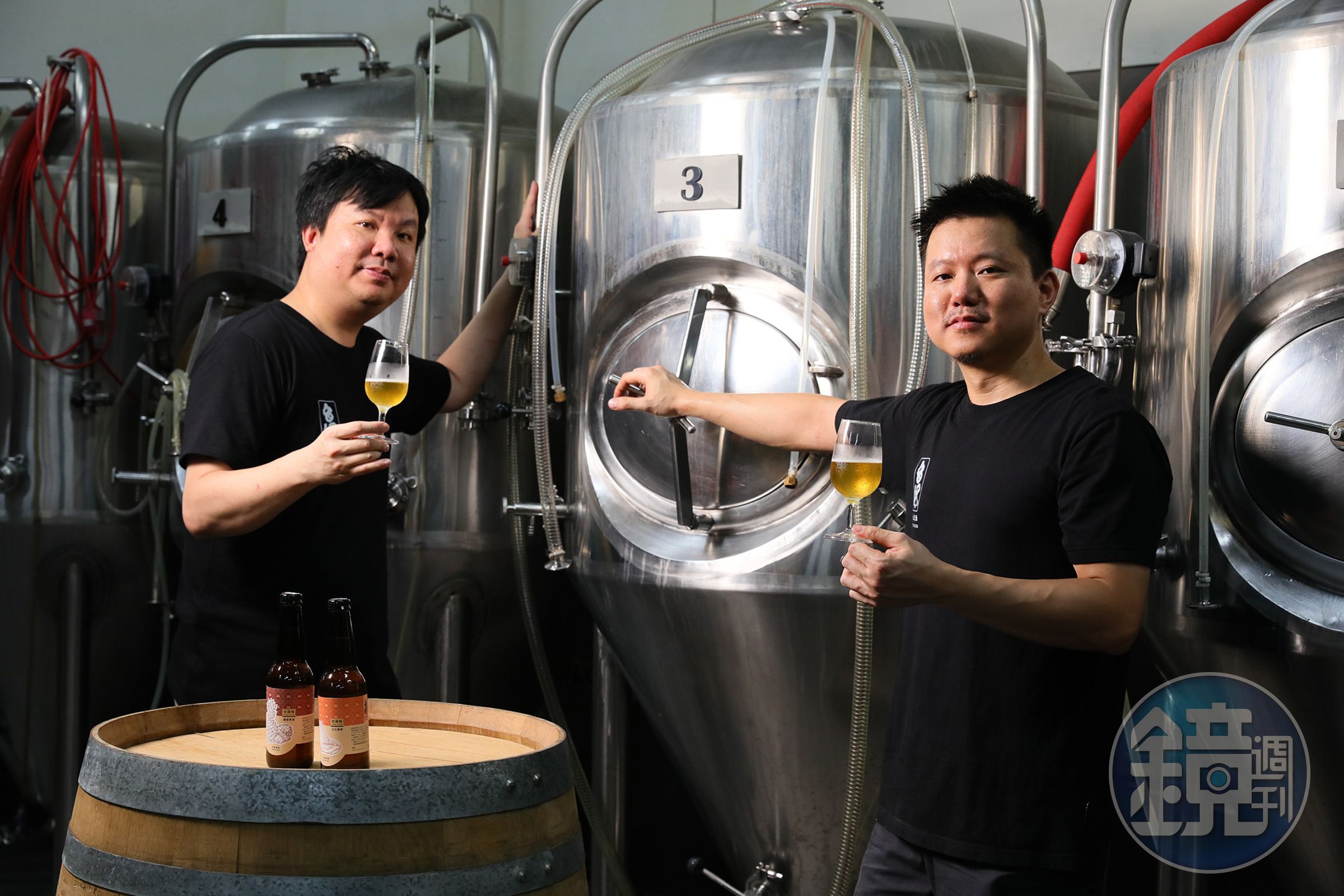 「台風造酒」創辦人許承穎(左)與許京穎(右)兄弟善於掌握台灣食材特色,釀造出風味平衡、香氣鮮明的精釀啤酒。