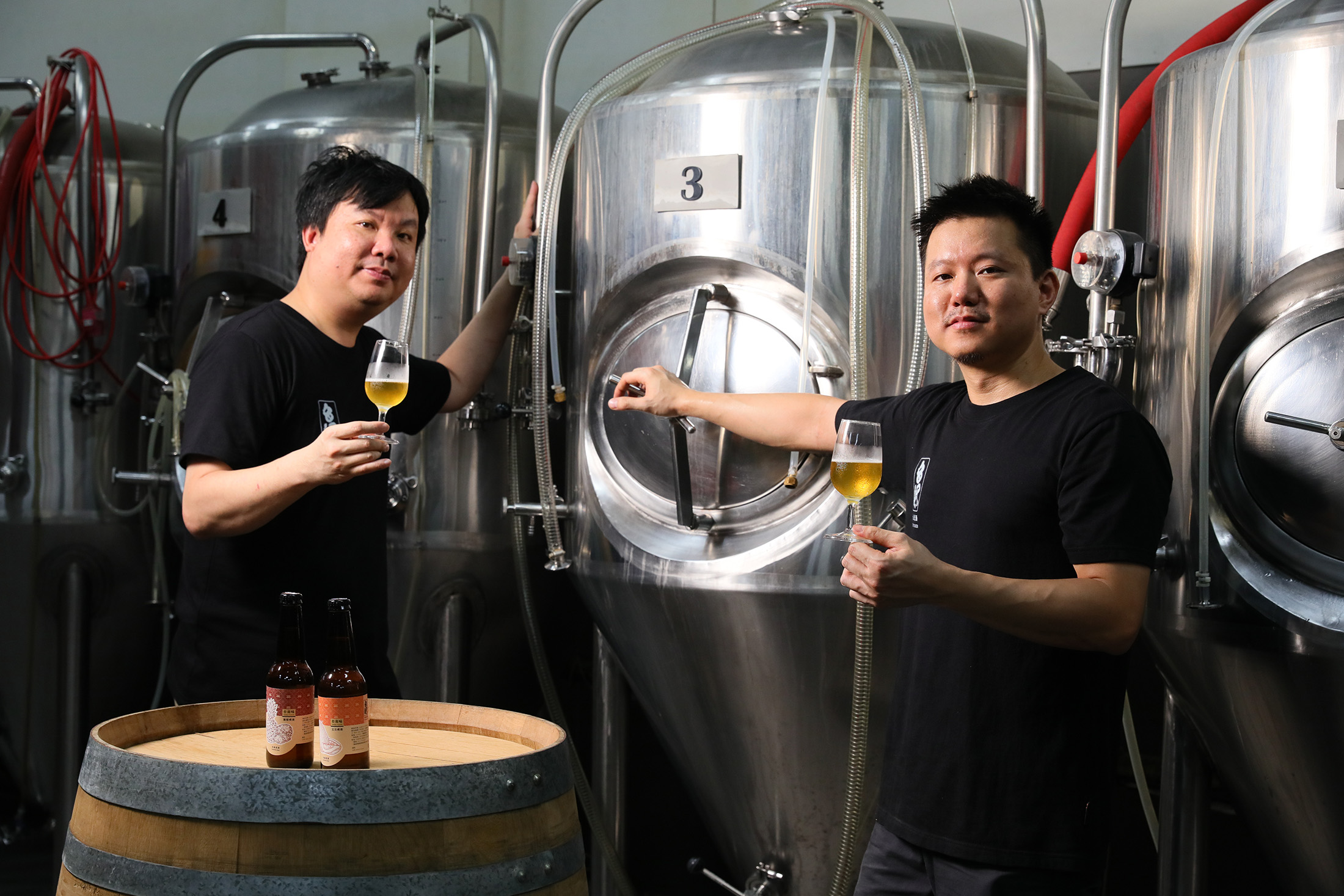 「台風造酒」創辦人許承穎(左)與許京穎(右)兄弟善於掌握台灣食材特色,釀造出風味平衡、香氣鮮明的精釀啤酒。