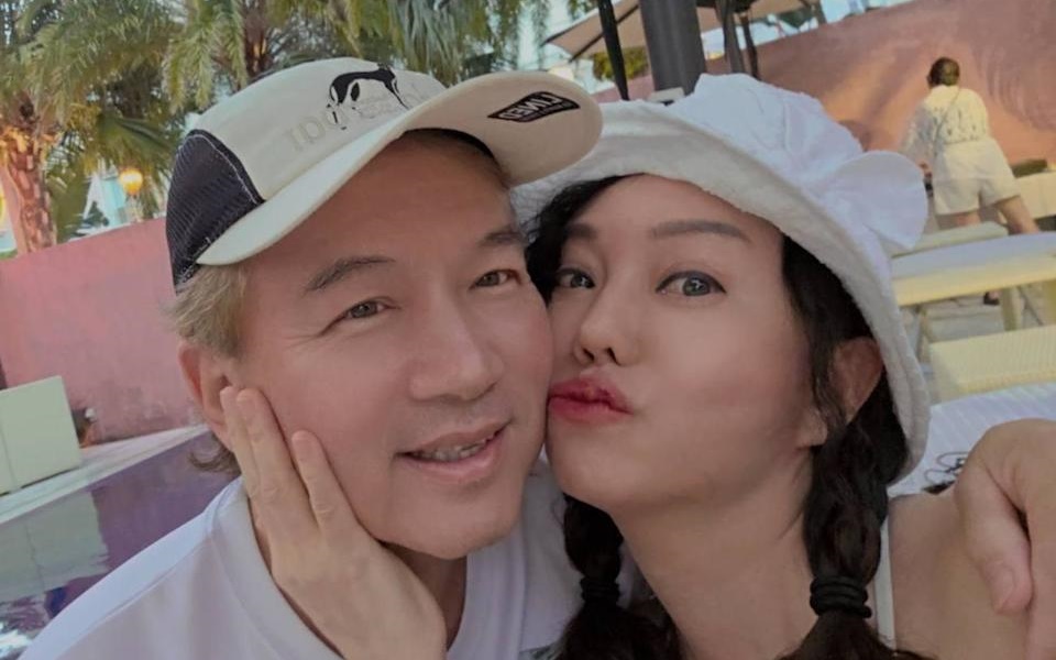 狄鶯（右）18日疑因兒子孫安佐的事情導致心情低落，一度失聯。（翻攝自Facebook@狄鶯）