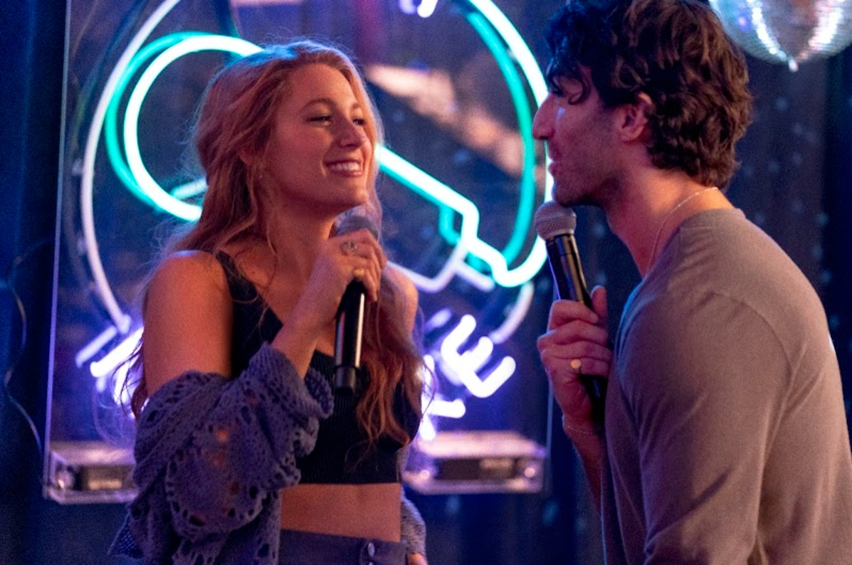 布蕾克萊芙莉（左）與賈斯汀巴多尼（右）在戲裡看起來浪漫，但戲外關係異常尷尬，真的一切都是戲。（索尼影業）