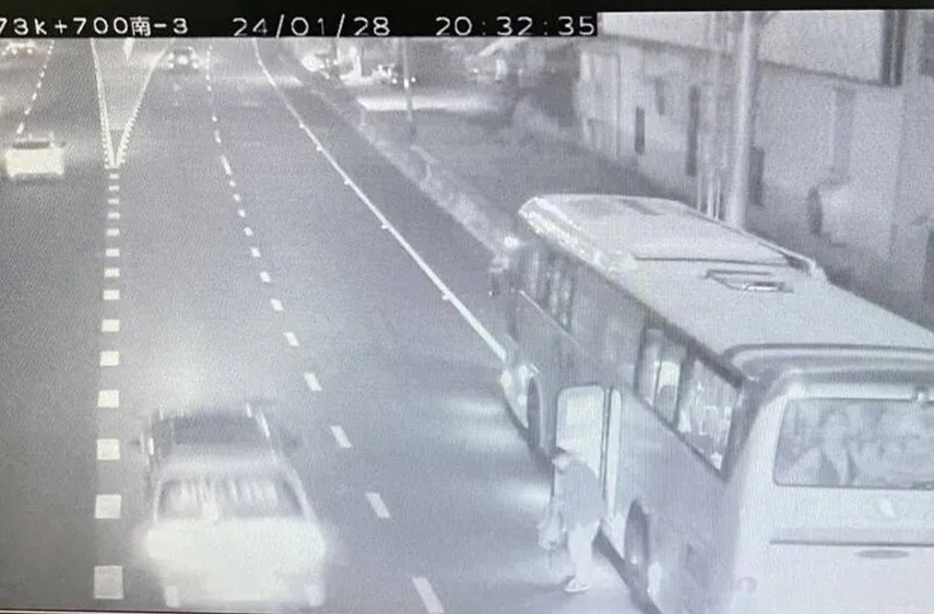 一名國光客運司機昨（28日）晚載客行經國道1號台中大雅路段時，因身體不適忍痛開到路肩後昏迷，經救護車送醫後仍不治。（翻攝畫面）