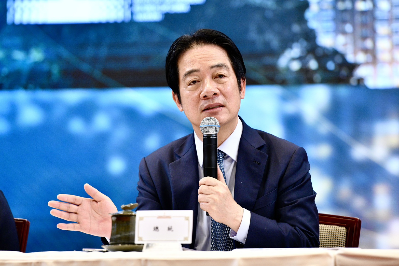 賴清德宣布明年普發現金1萬元,陳以信批民進黨政府搞雙標。(鏡報李智為)