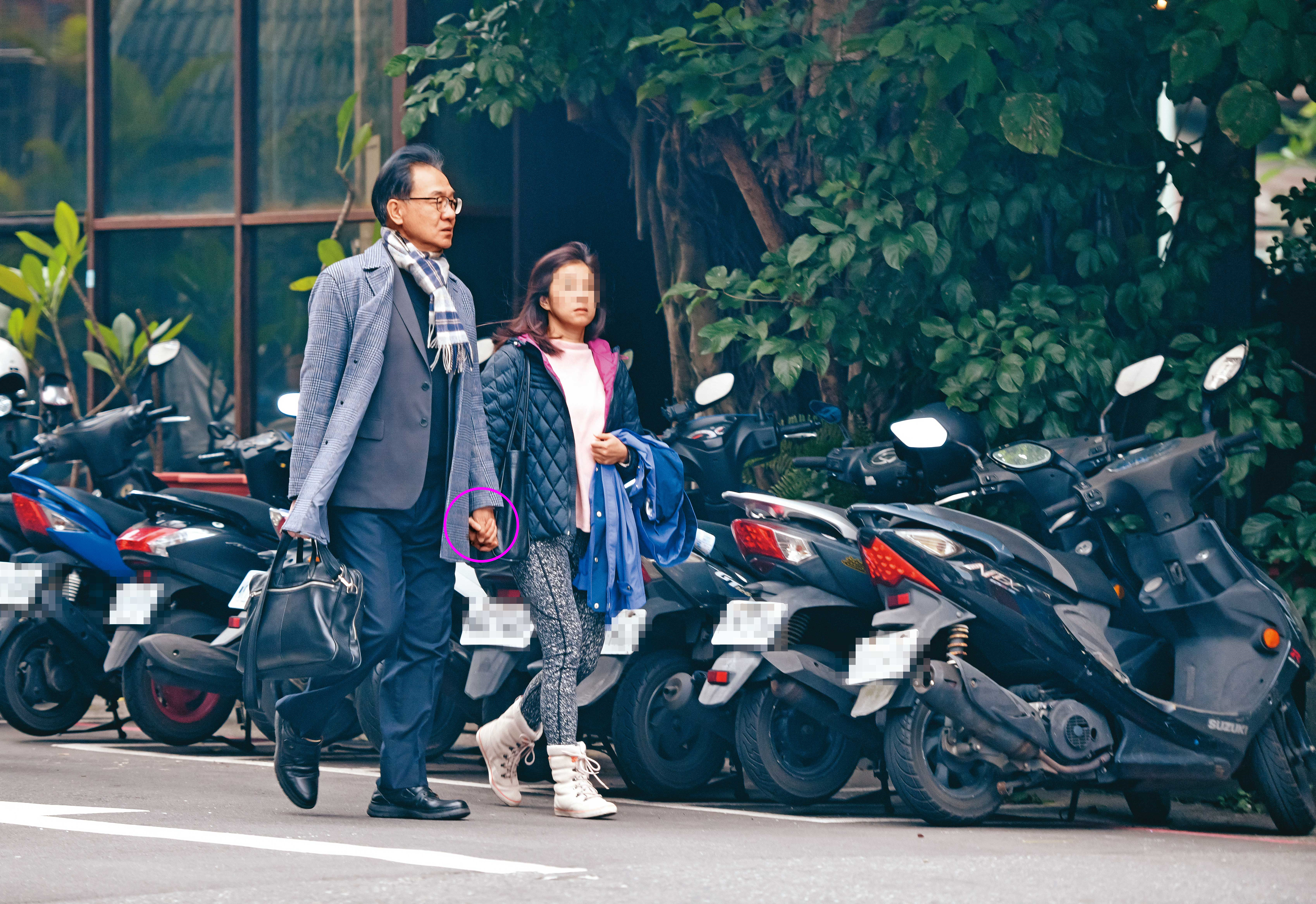 2025.01.17 12:37 陳鴻震（左）與高女（右）十指緊扣，毫不避諱地在台北街頭漫步。